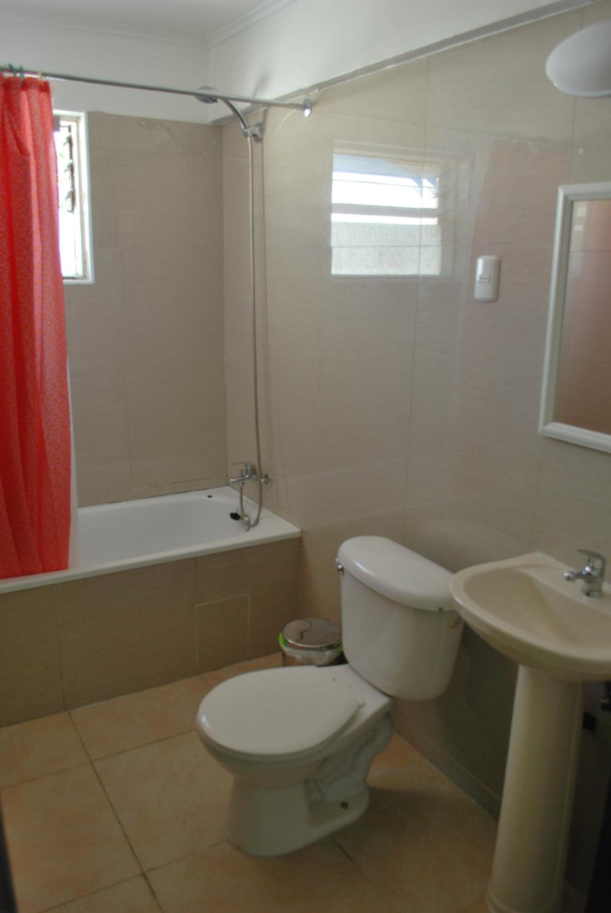 Five-Bedroom House photo 2