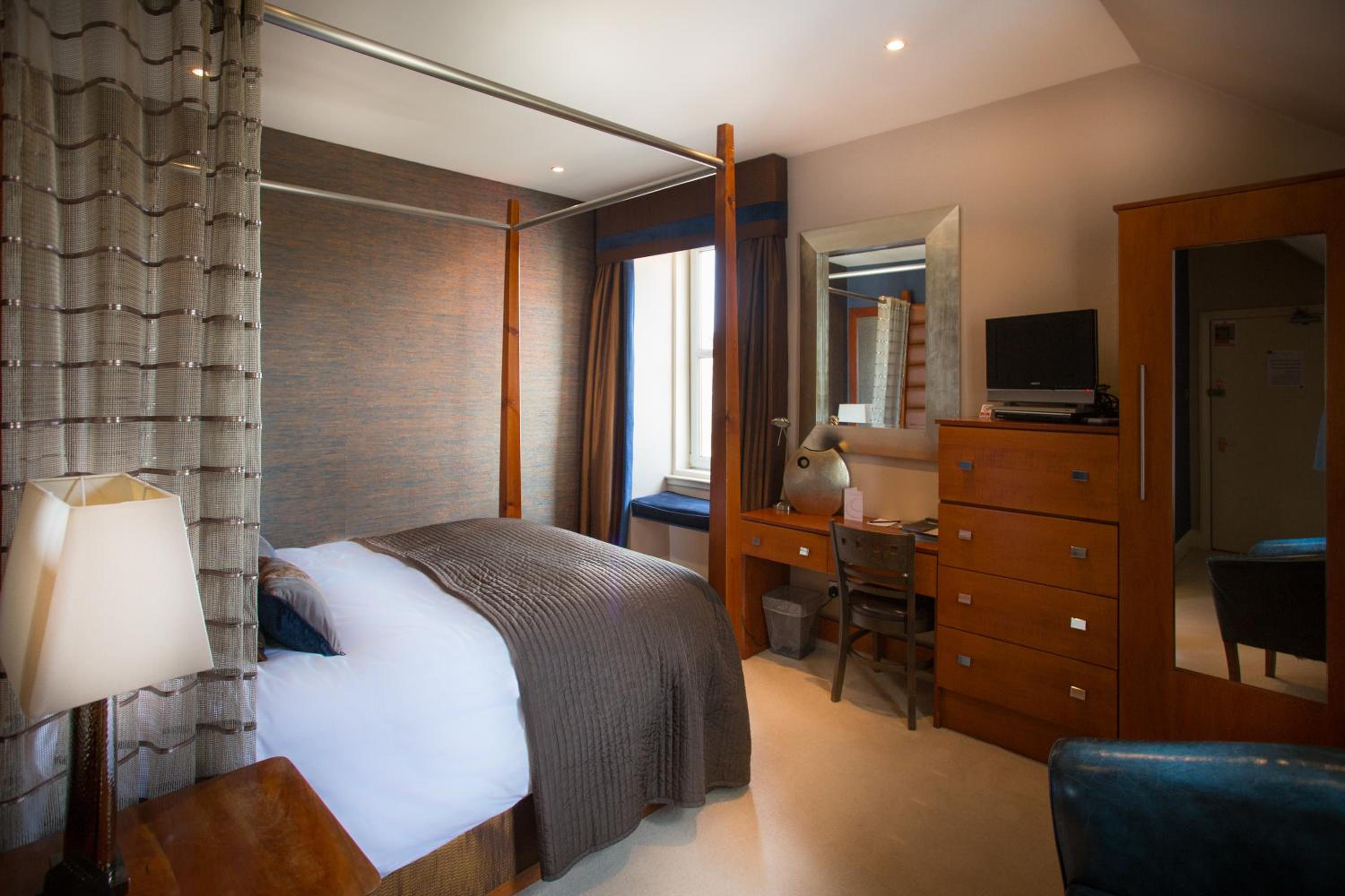 Double Room with Four Poster Bed photo 2