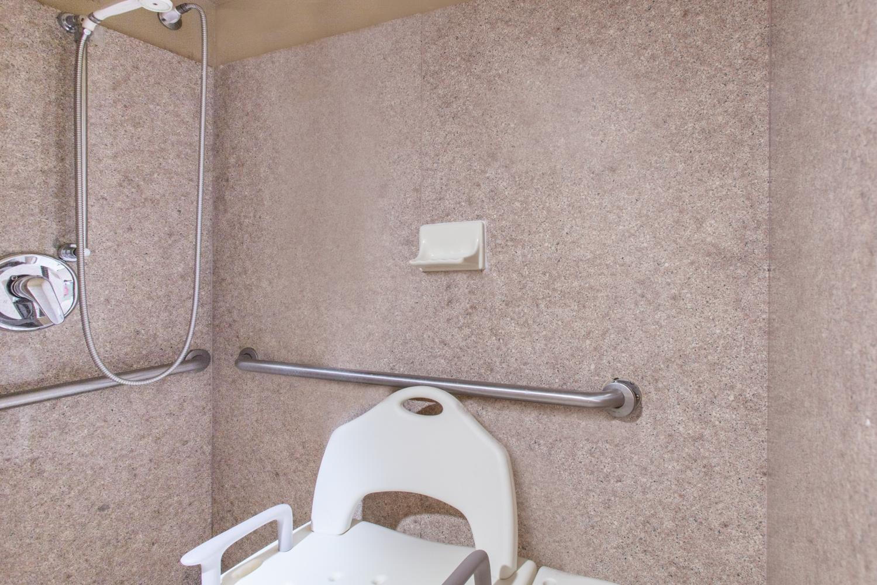 King Room - Disability Access - Non-Smoking - Photo 3