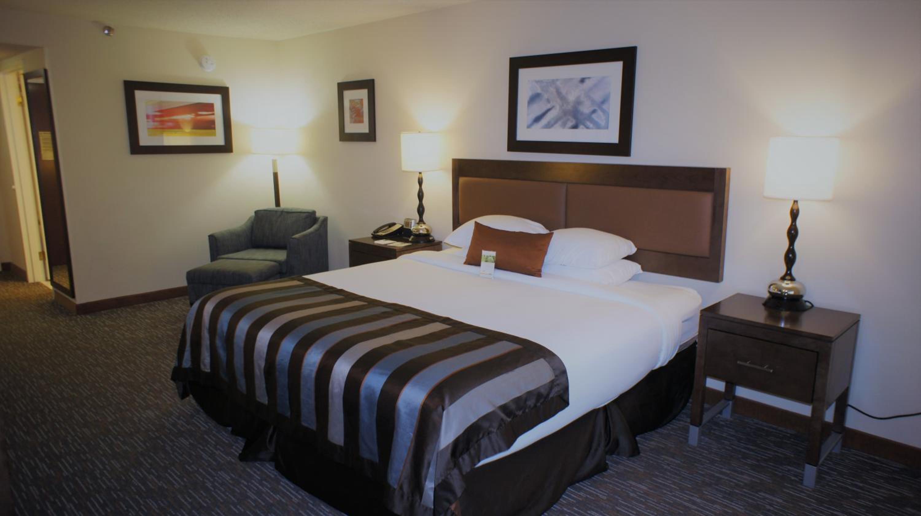 King Room - Non-Smoking - Photo 2
