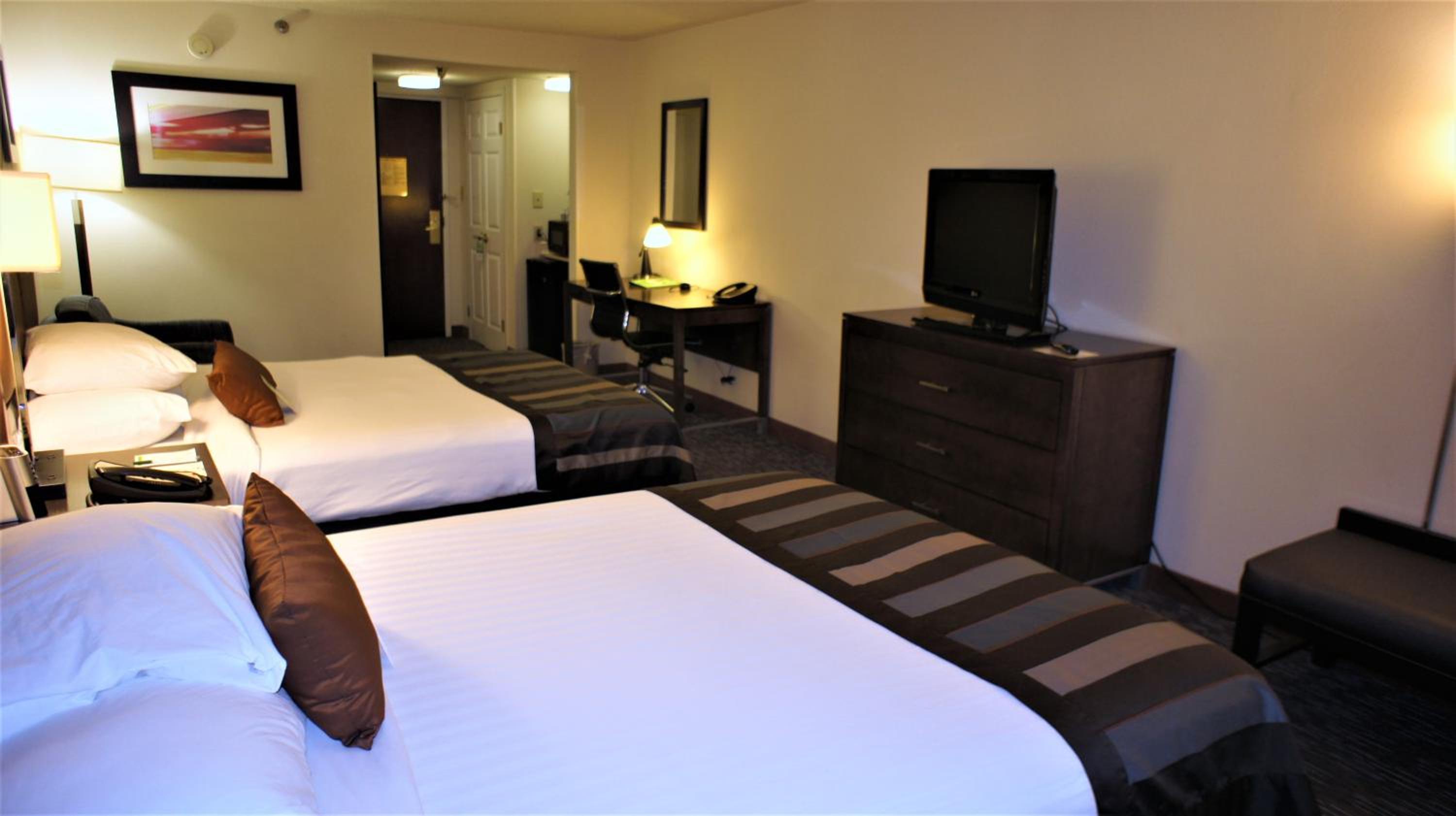 Queen Room with Two Queen Beds - Non-Smoking - Photo 2