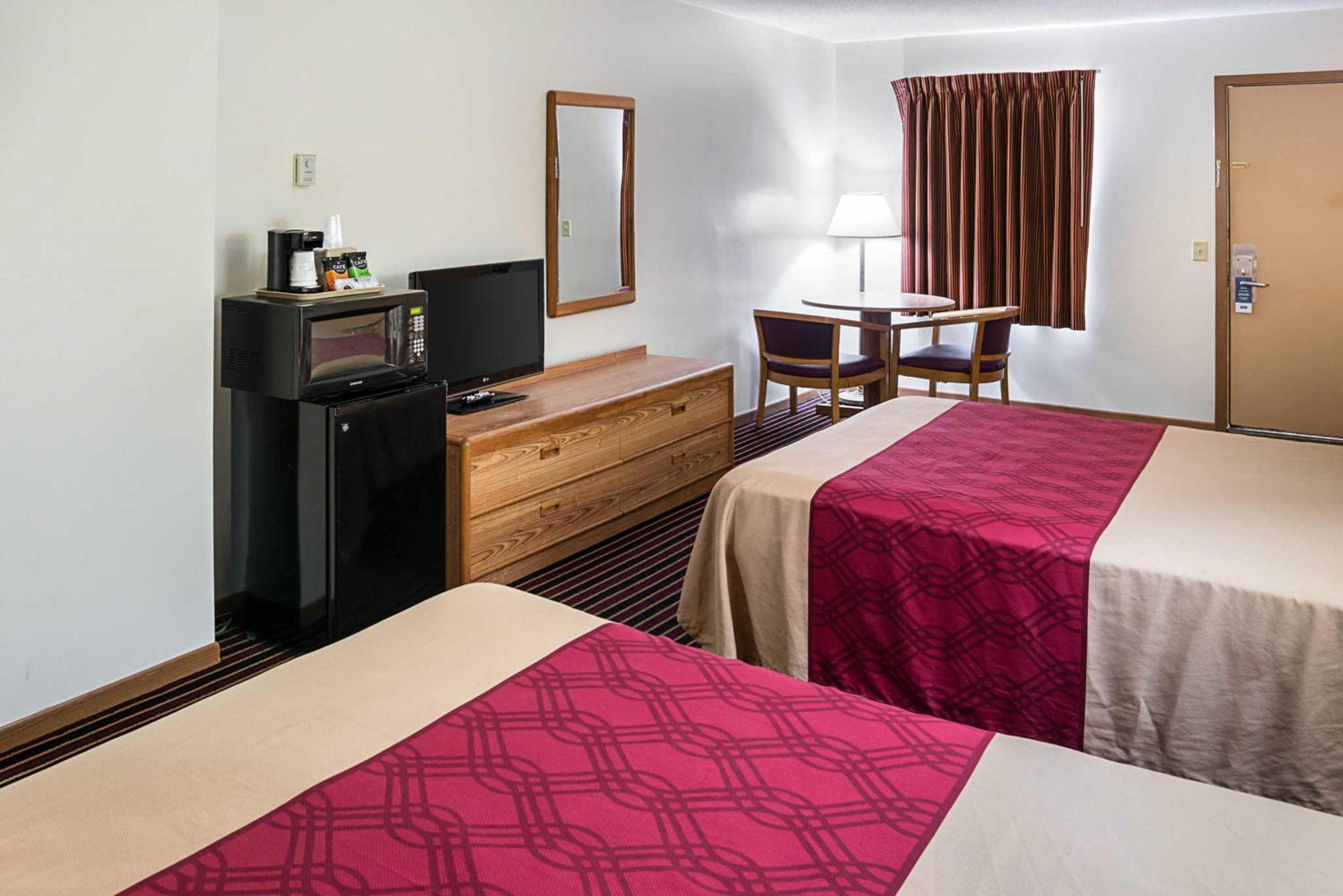 Queen Room with Two Queen Beds - Non-Smoking - Photo 4