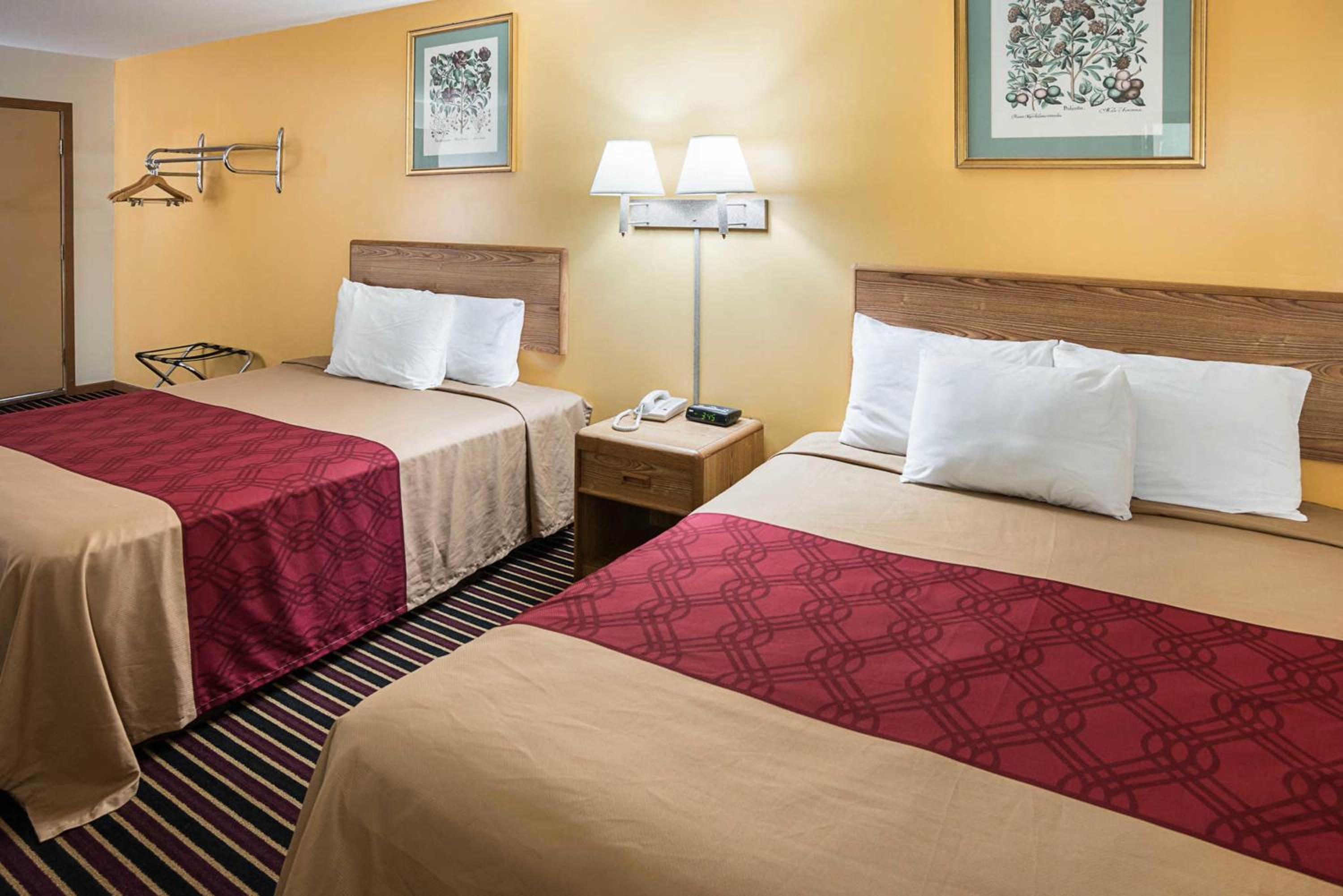 Queen Room with Two Queen Beds - Non-Smoking - Photo 5