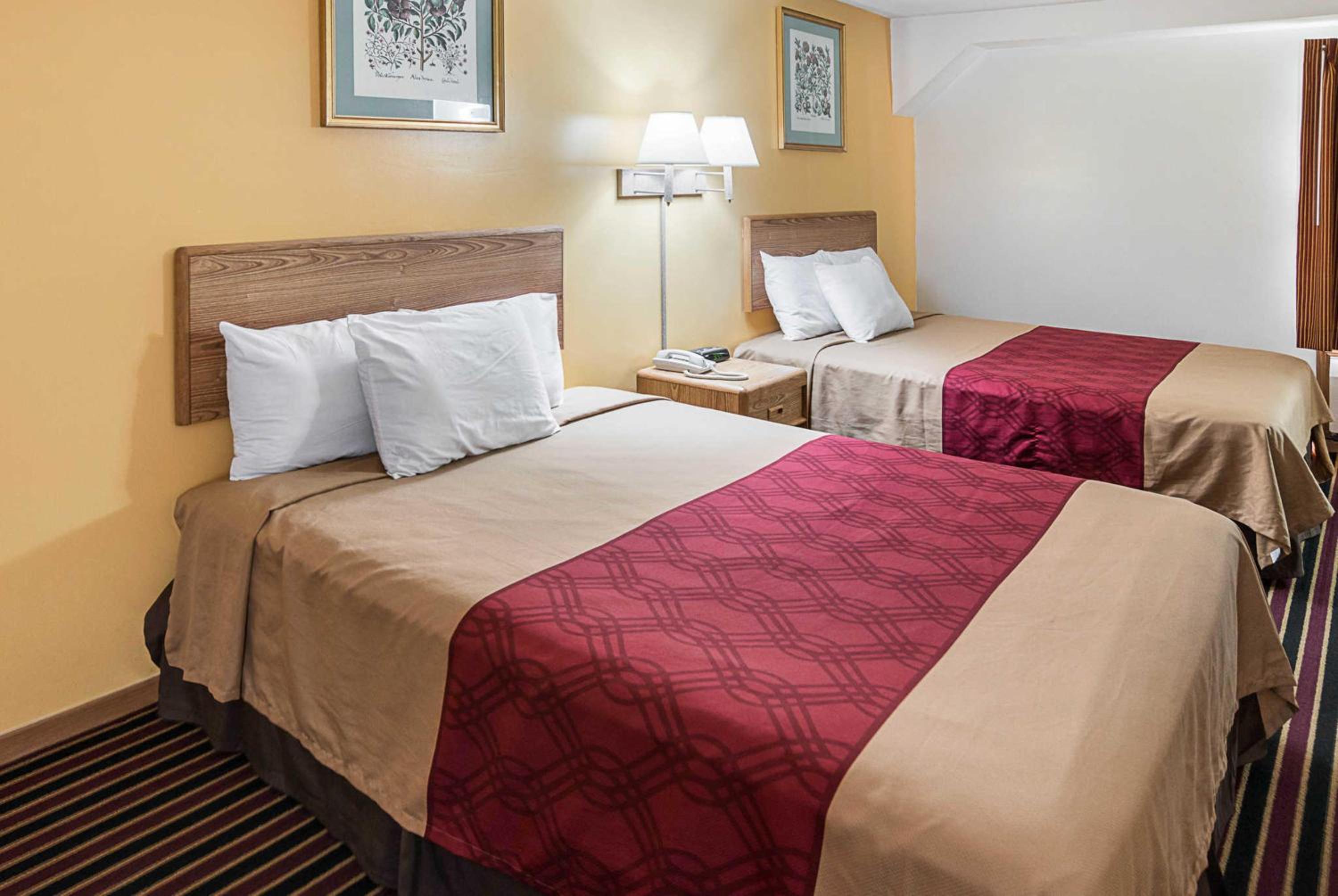 Queen Room with Two Queen Beds - Non-Smoking - Photo 3