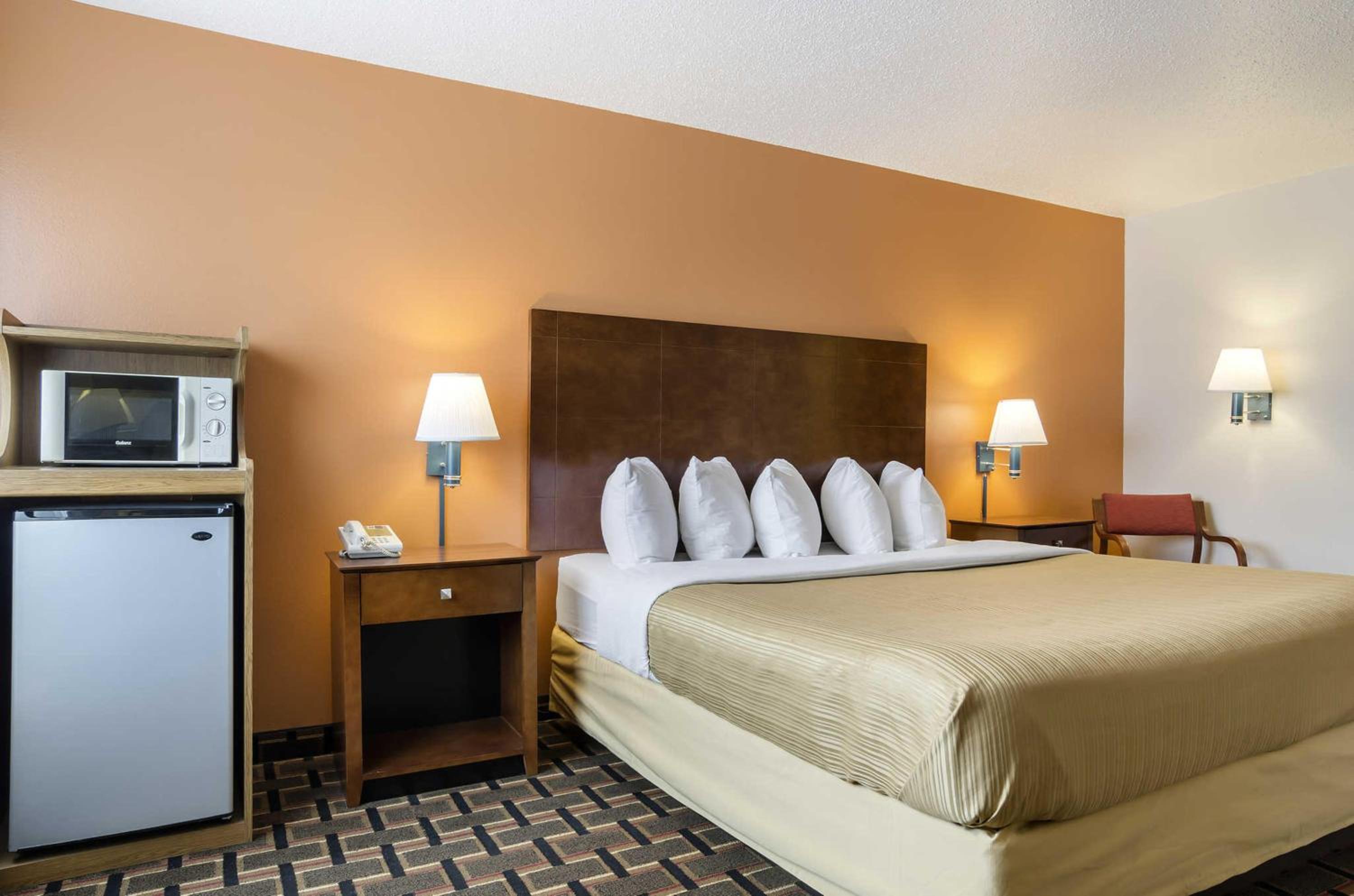 King Room - Non-Smoking - Photo 4