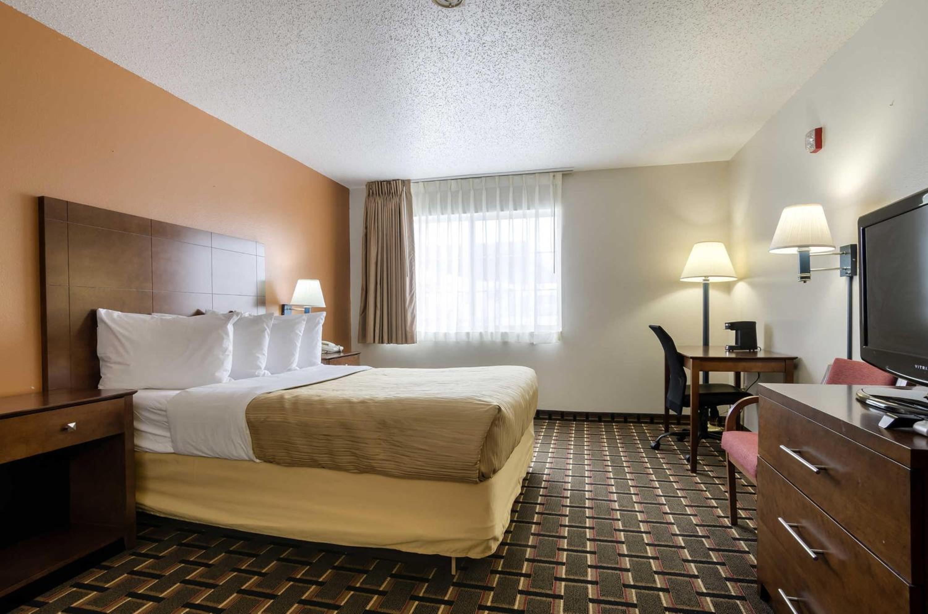 King Room - Non-Smoking - Photo 2