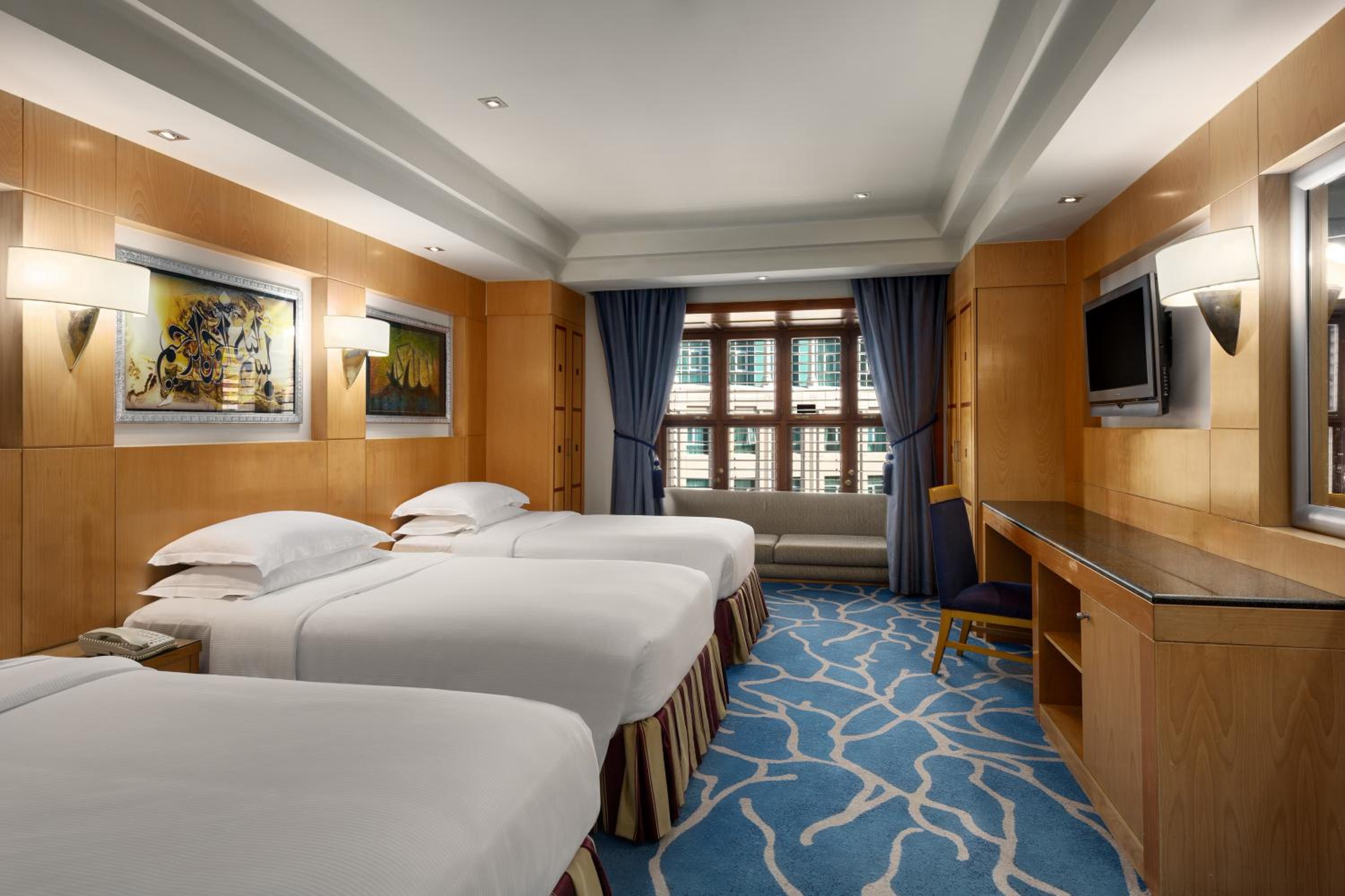Famiy Room City View with Three Twin Beds