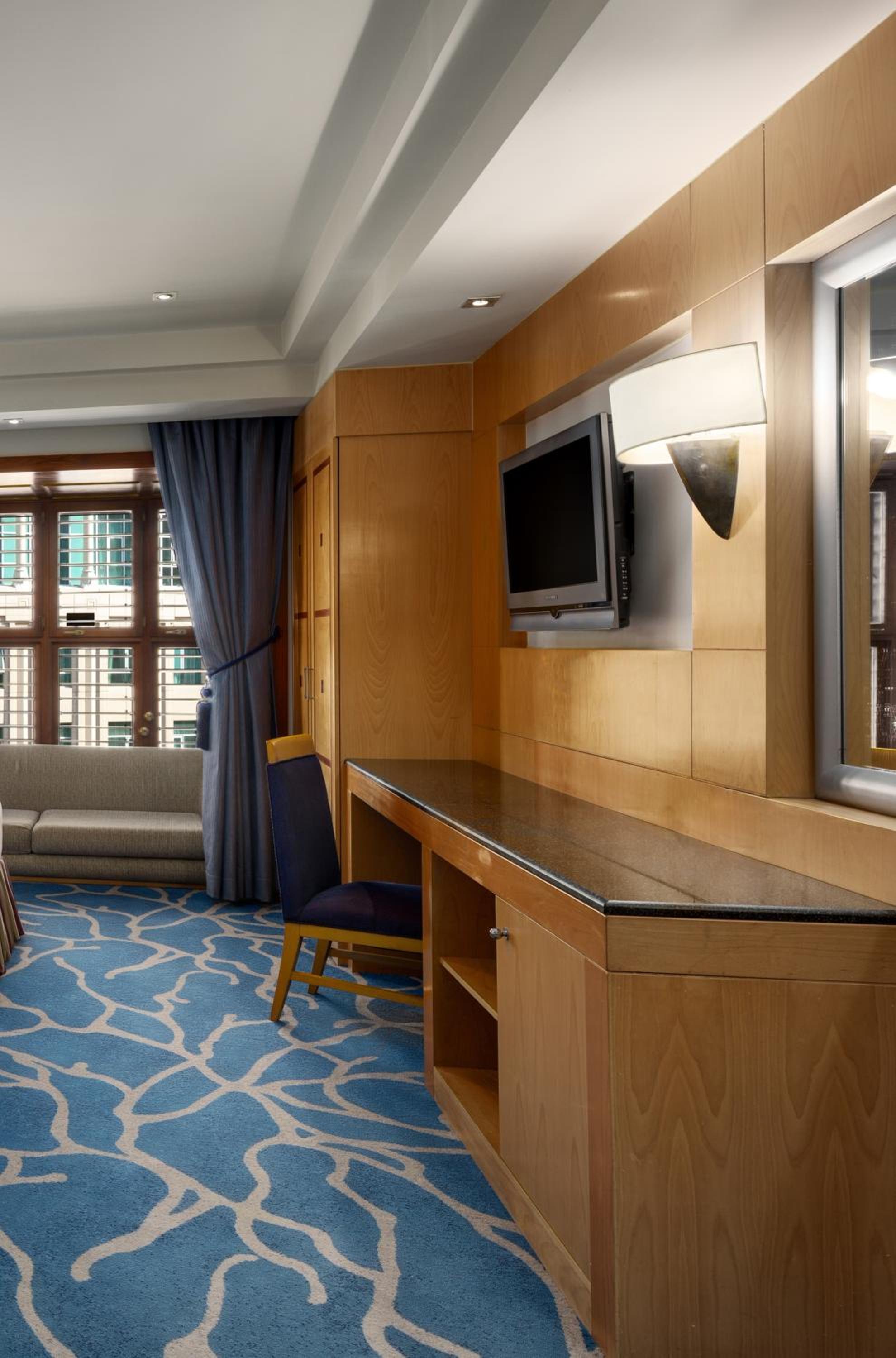Famiy Room City View with Three Twin Beds - Photo 4