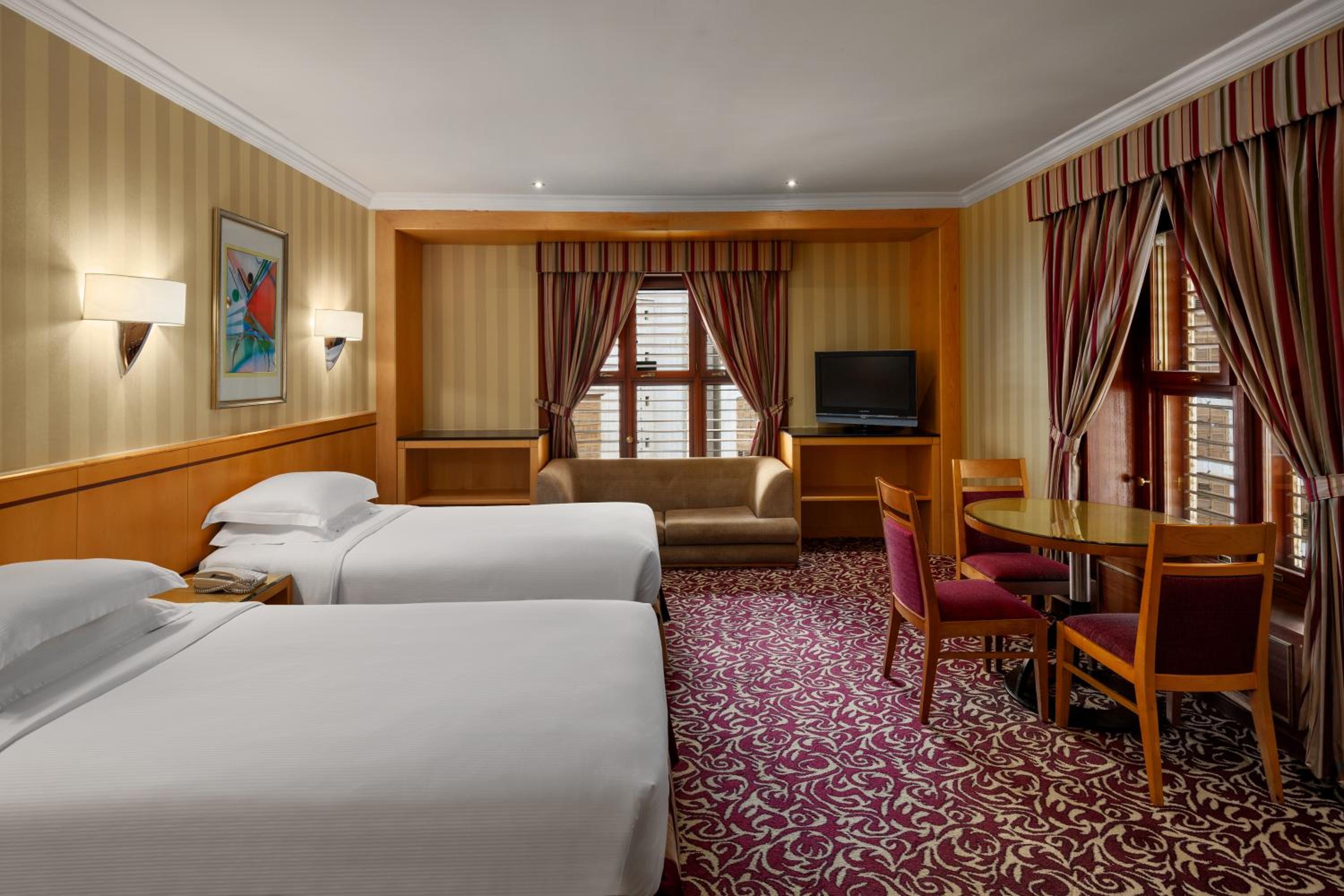 Guest Room City View with Two Twin Beds