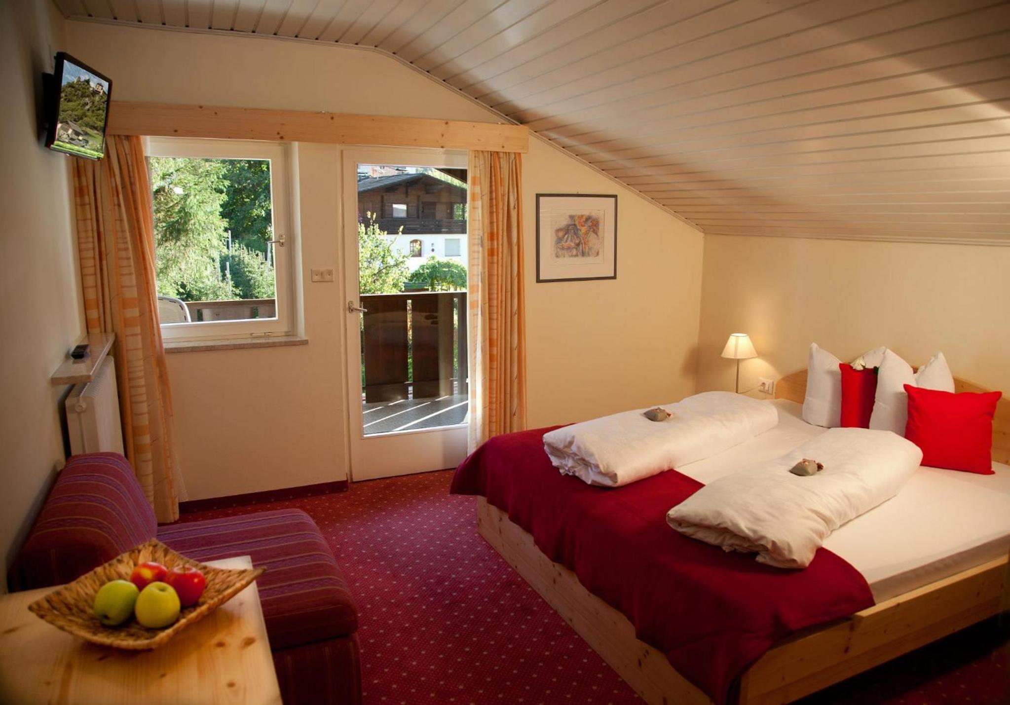 Double Room with Balcony (2 Adults + 1 Child) - Photo 2