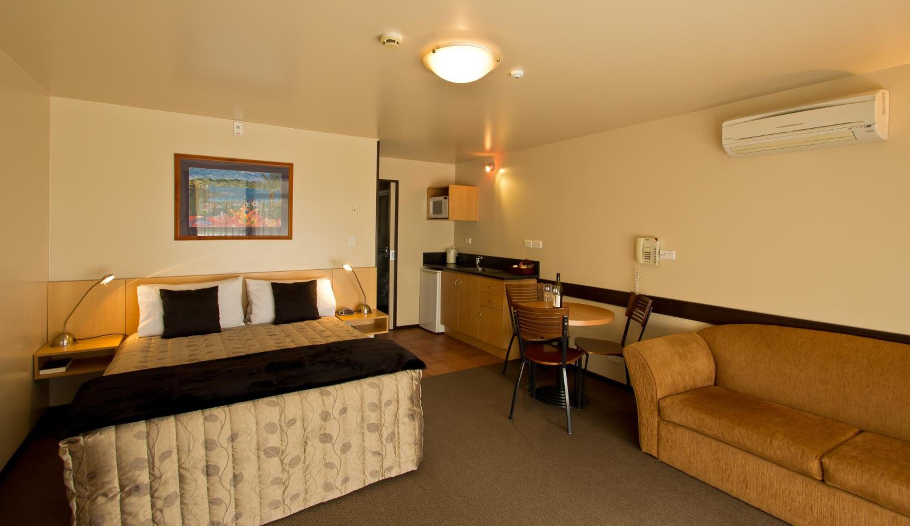 One-Bedroom Apartment - Photo 3