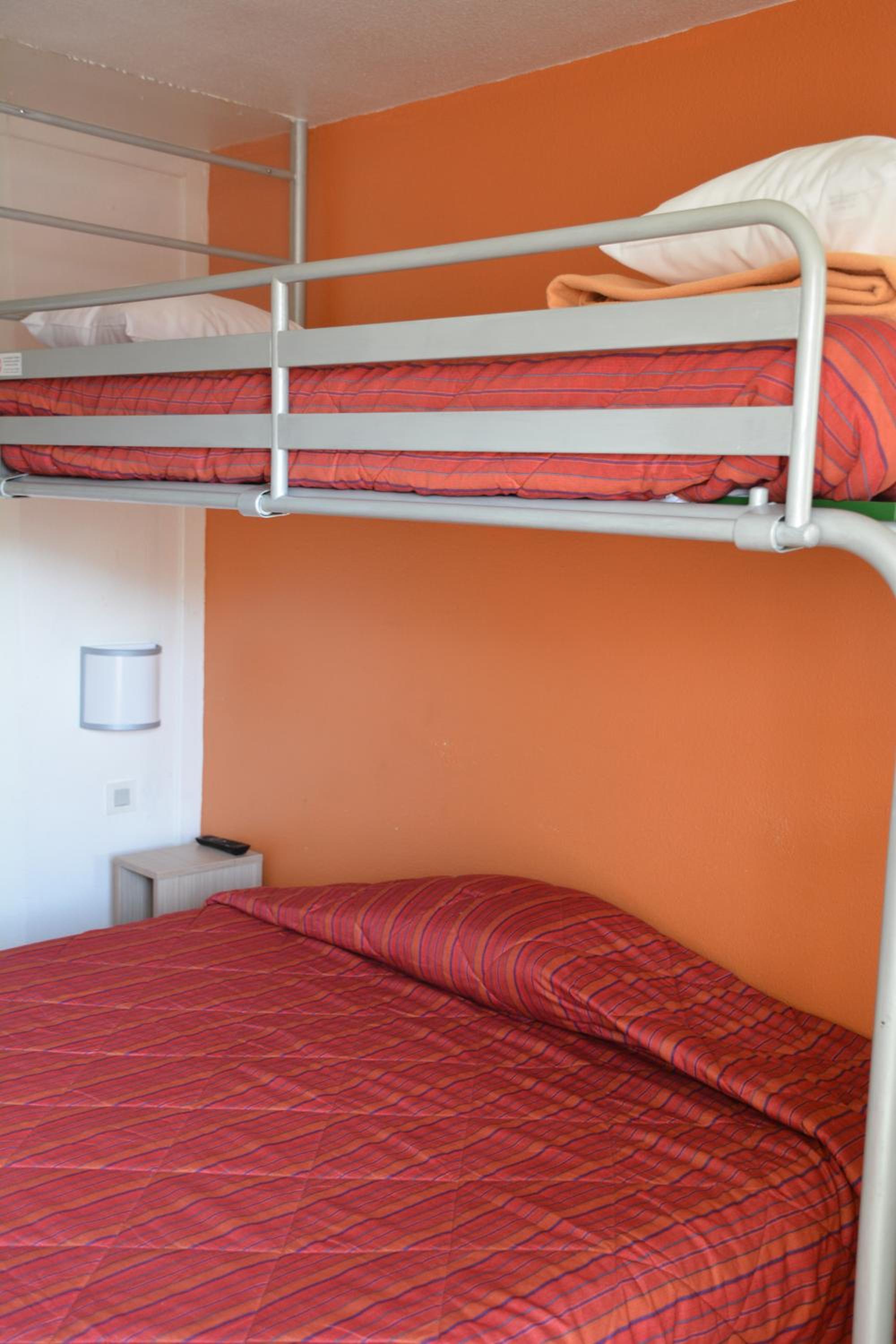 Standard Room with Two Single Beds and One Bunk Bed - Photo 2