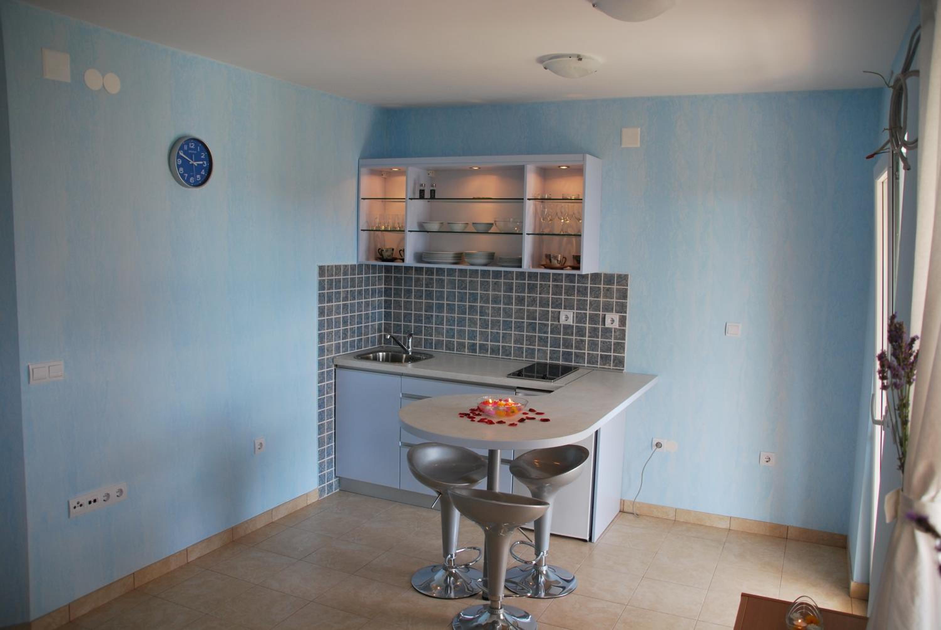 Apartment with Sea View - Photo 10