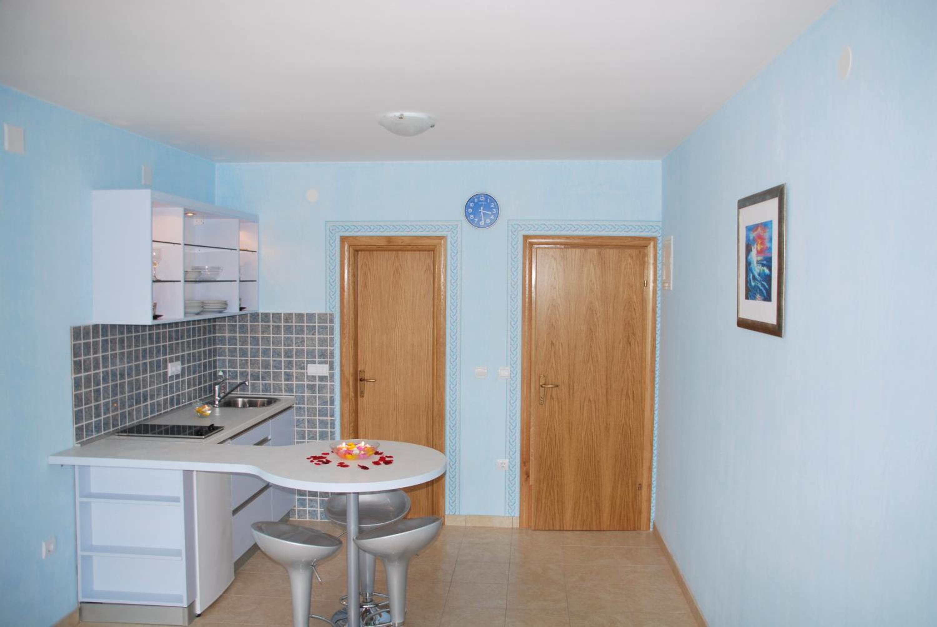 Apartment with Balcony - Photo 2