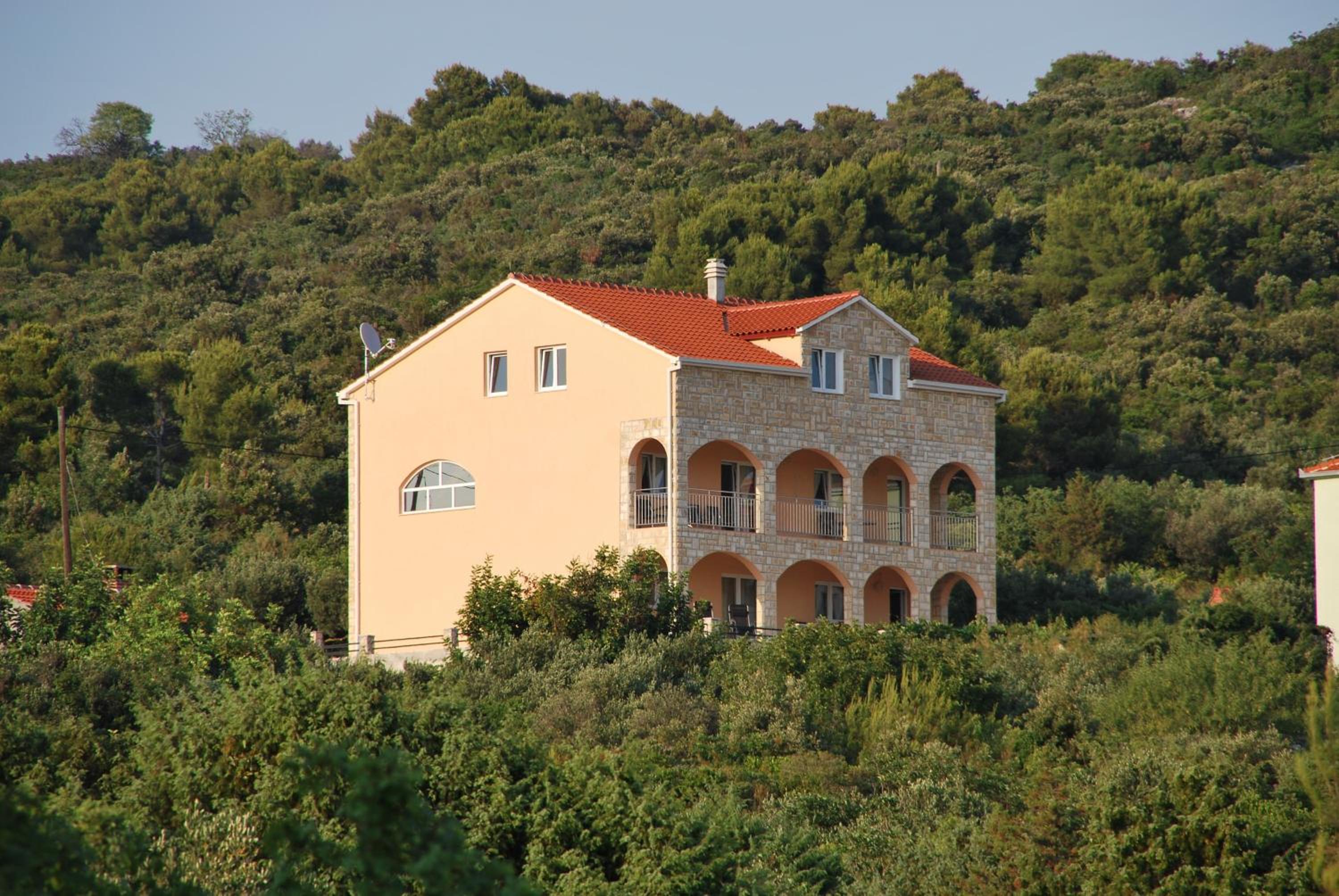 Apartment with Balcony - Photo 5