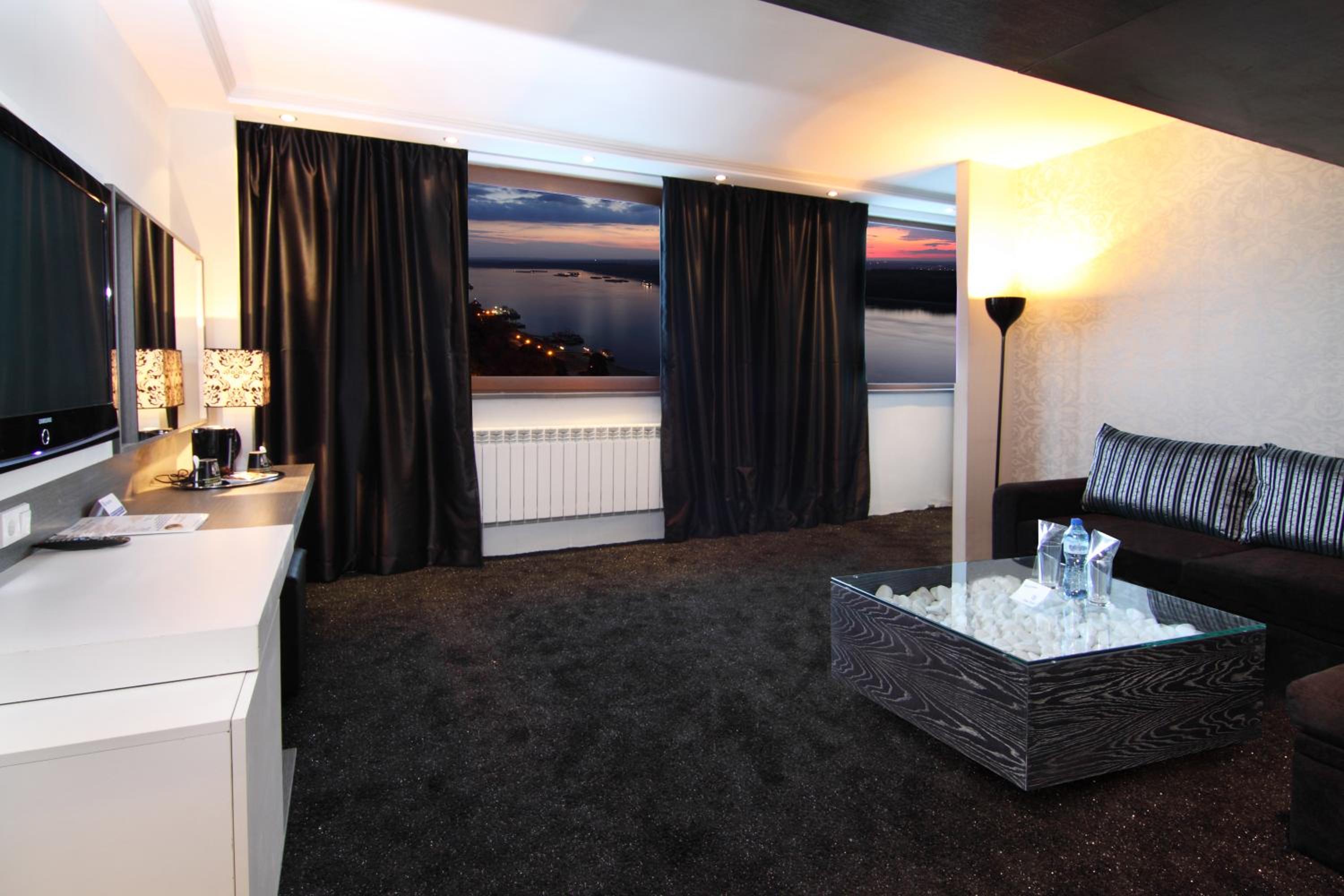 Executive Suite with River View and Free Parking photo 1