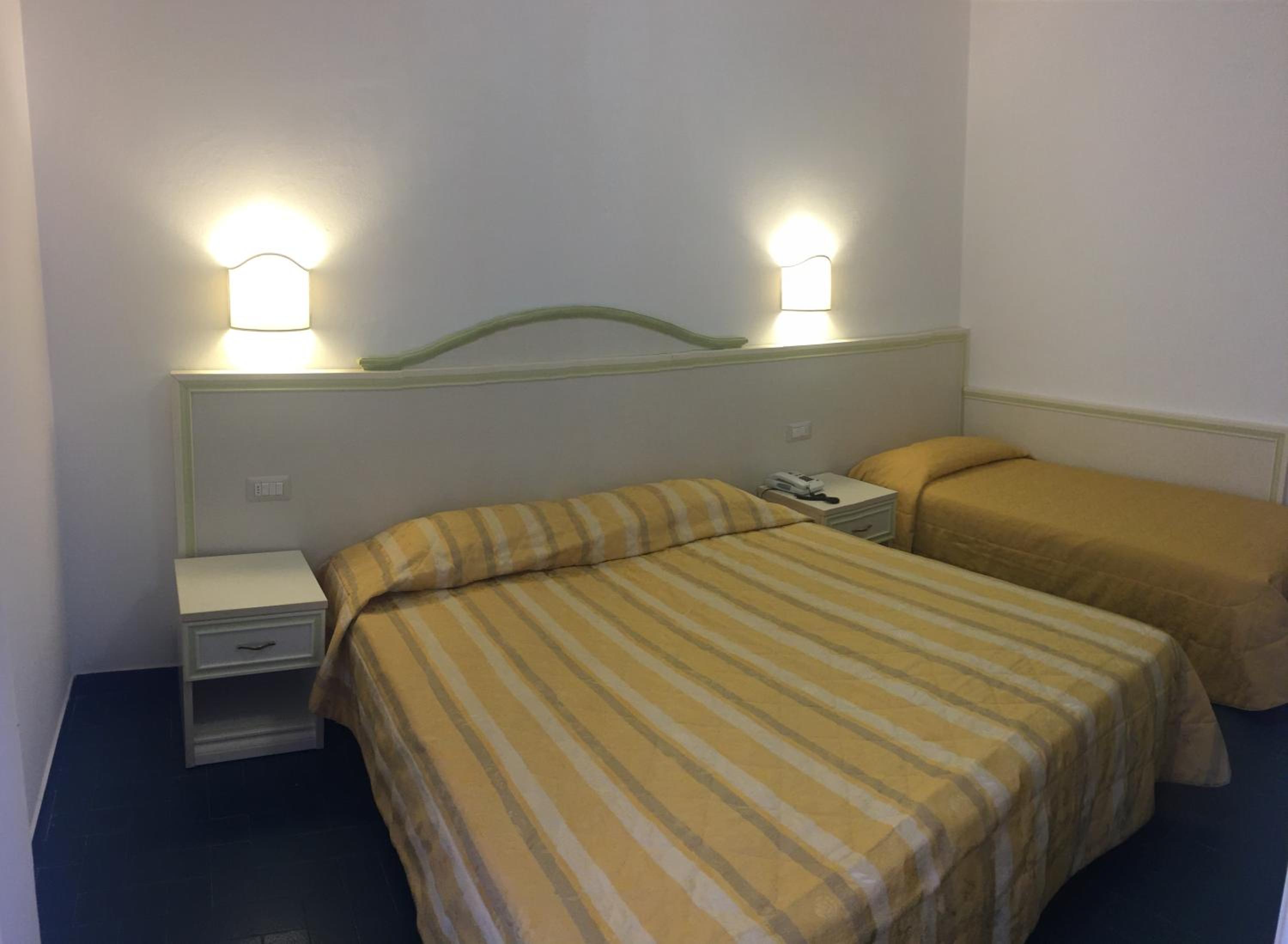 Standard Triple Room photo 2