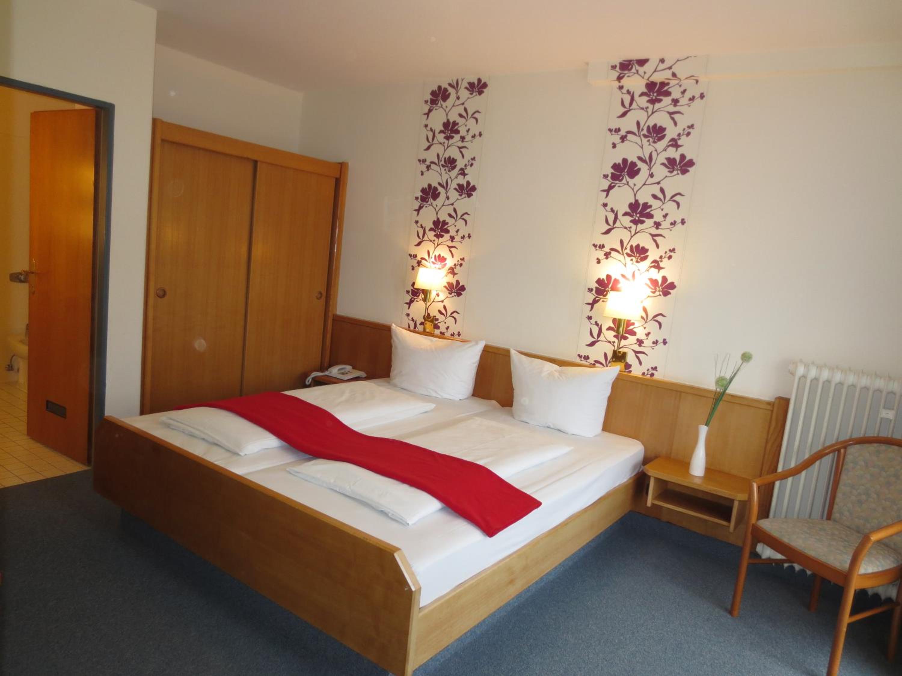 Double Room with Balcony - Photo 3