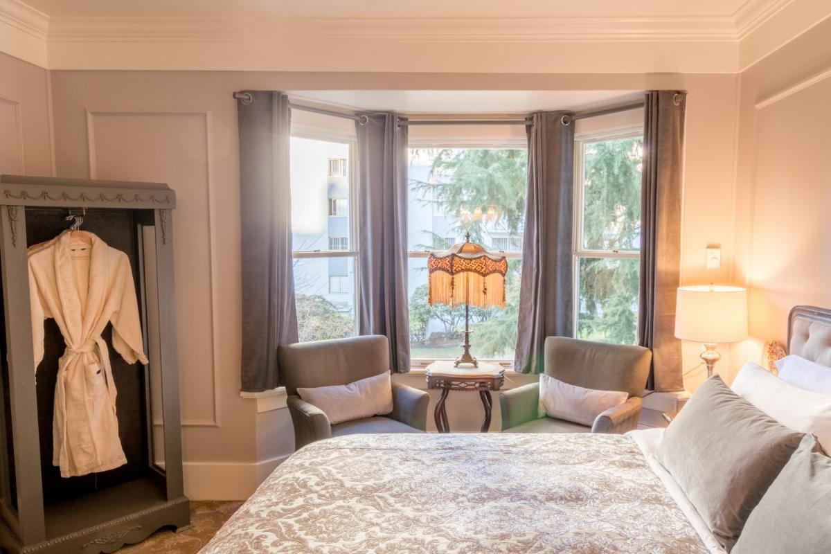 Premier King Room photo 3