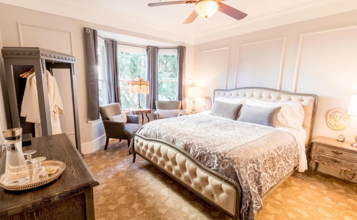 Premier King Room photo 1