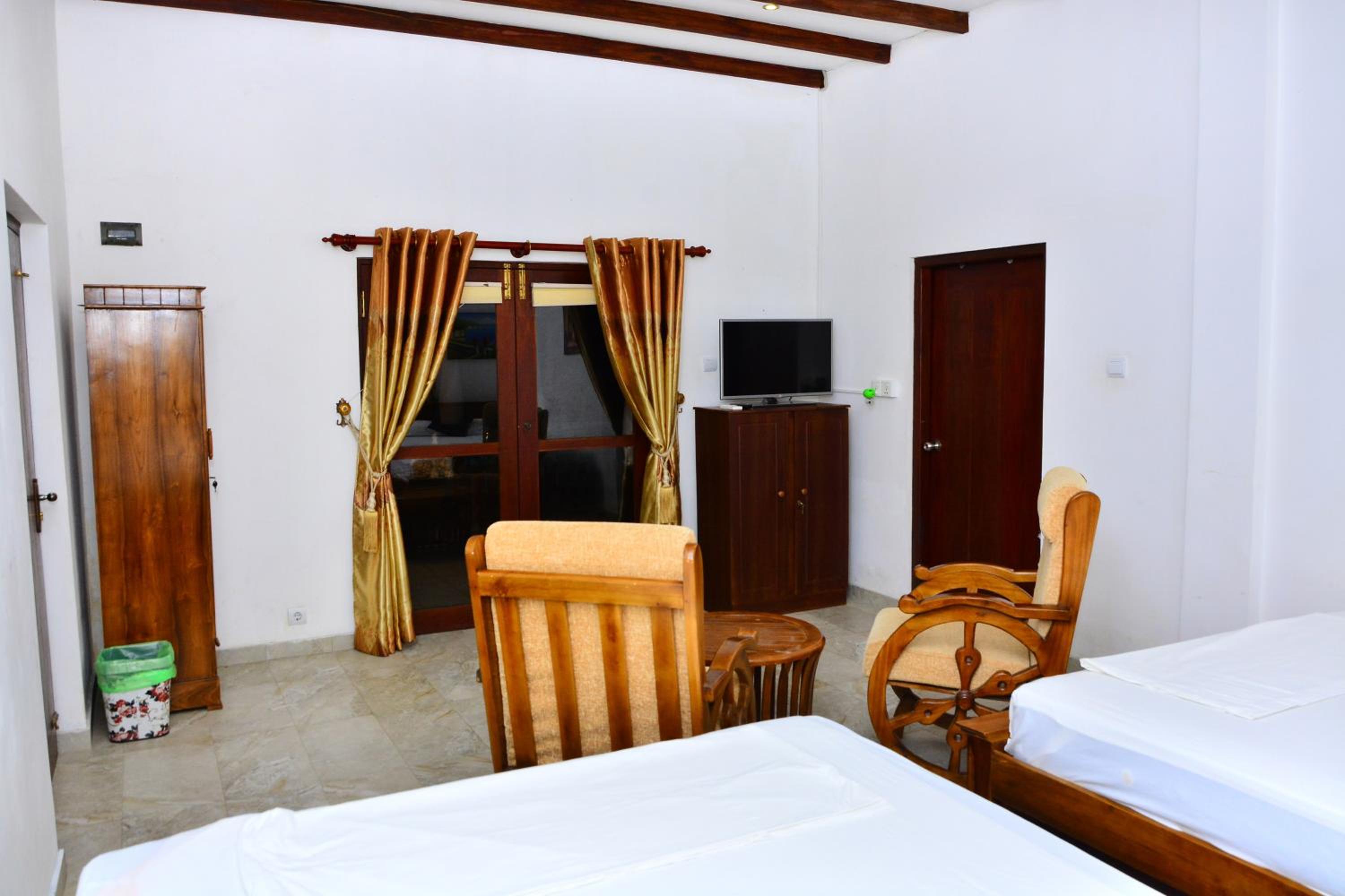 Queen Room with Two Queen Beds photo 2