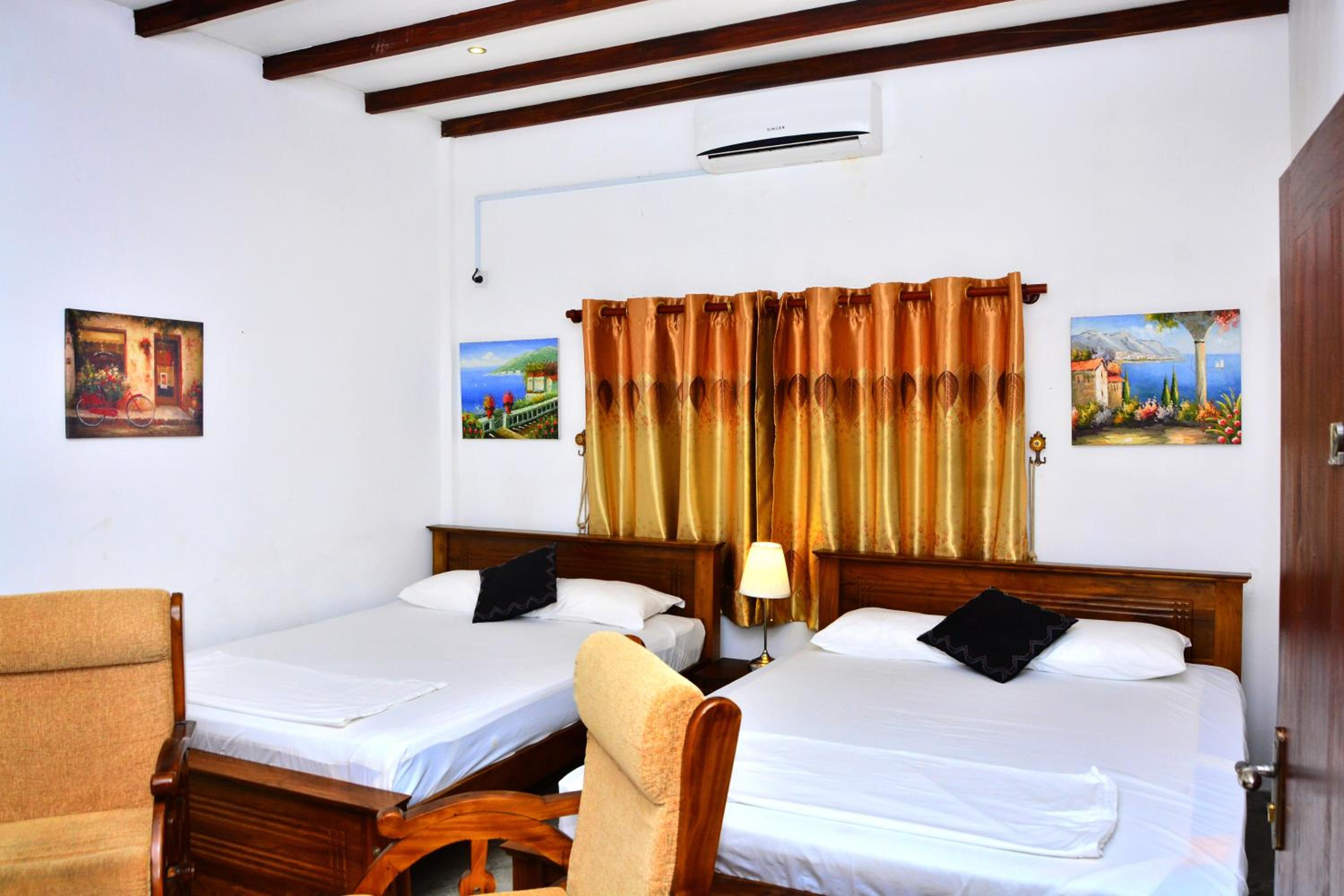 Queen Room with Two Queen Beds photo 3