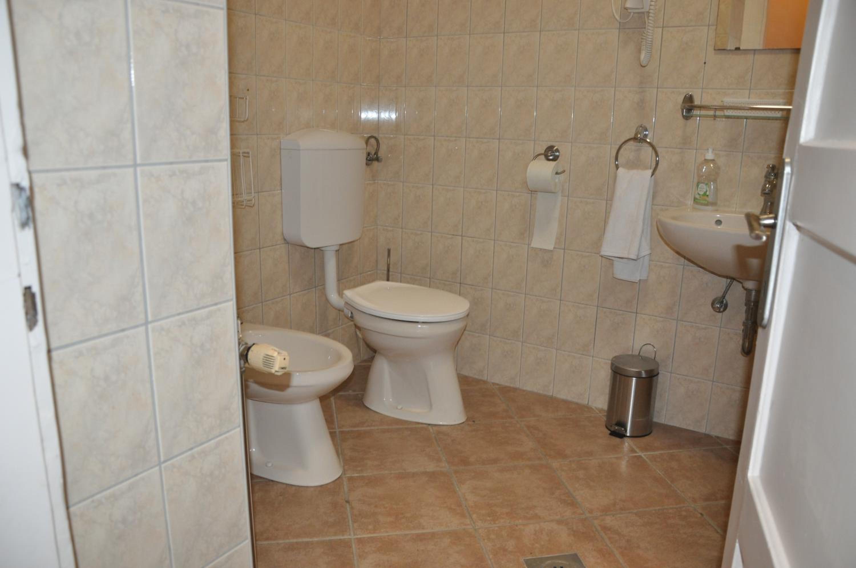 Standard Twin Room - Photo 8