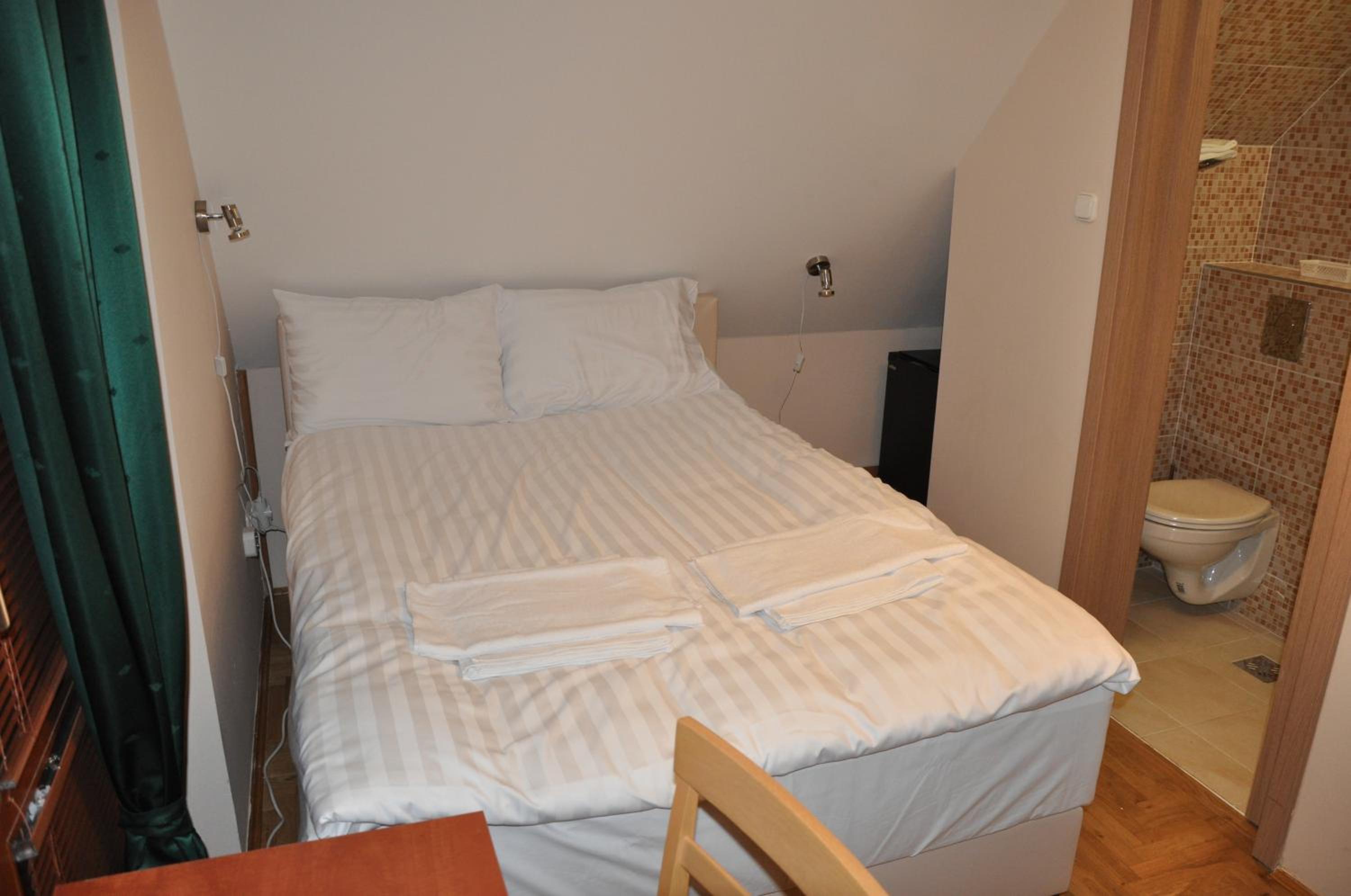 Standard Double Room - Photo 8