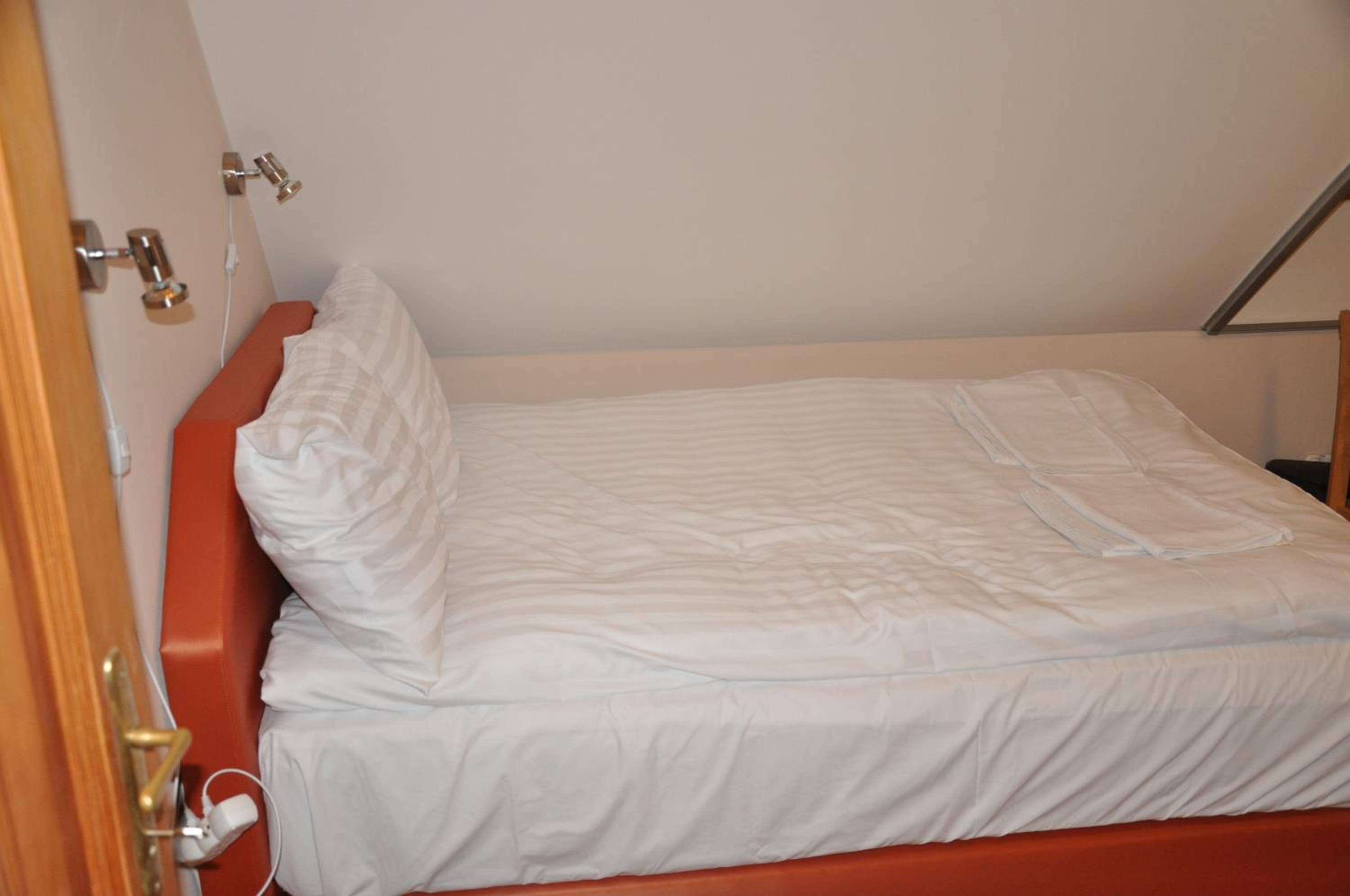 Economy Double Room - Photo 7