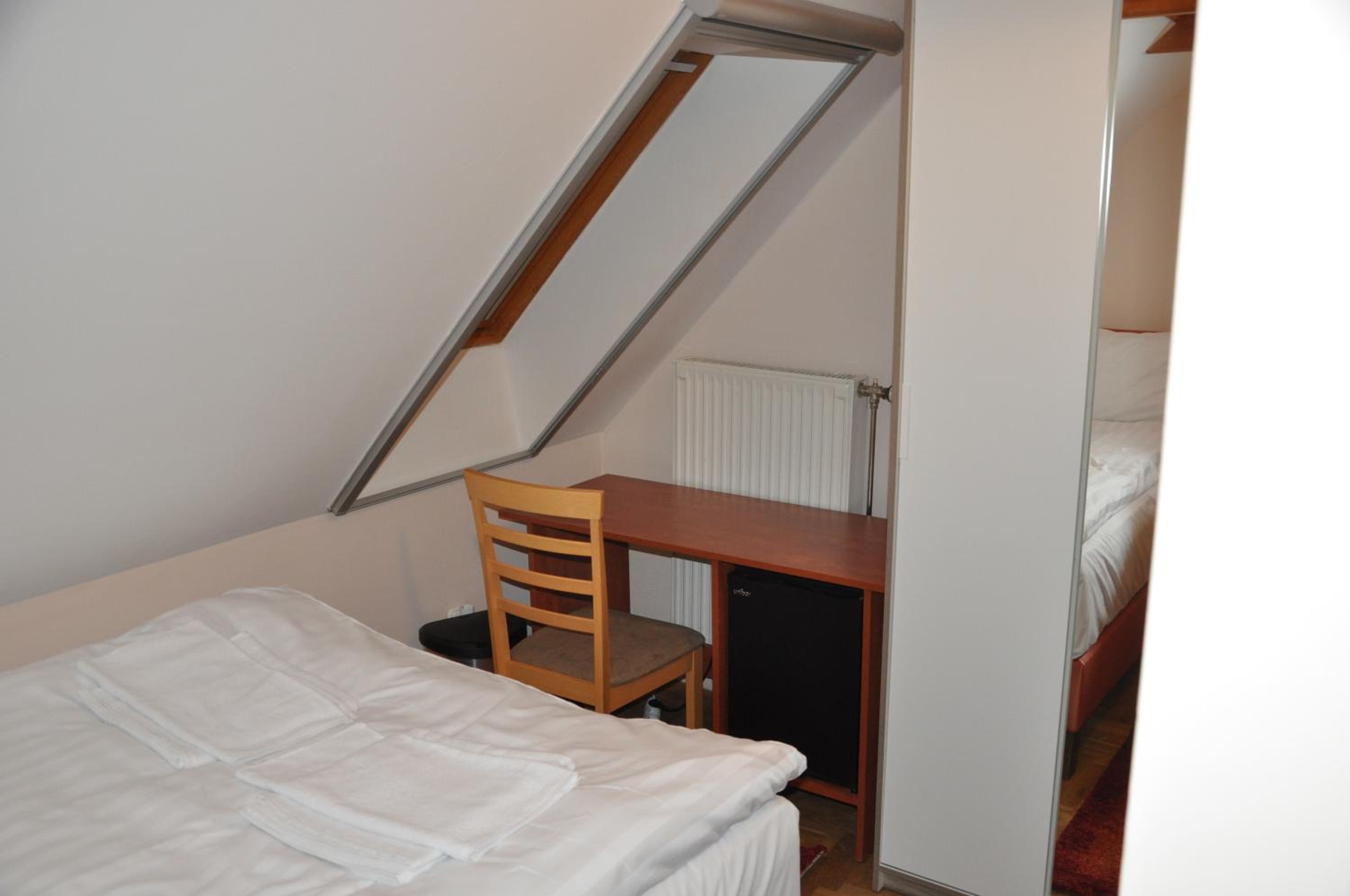 Economy Double Room - Photo 6