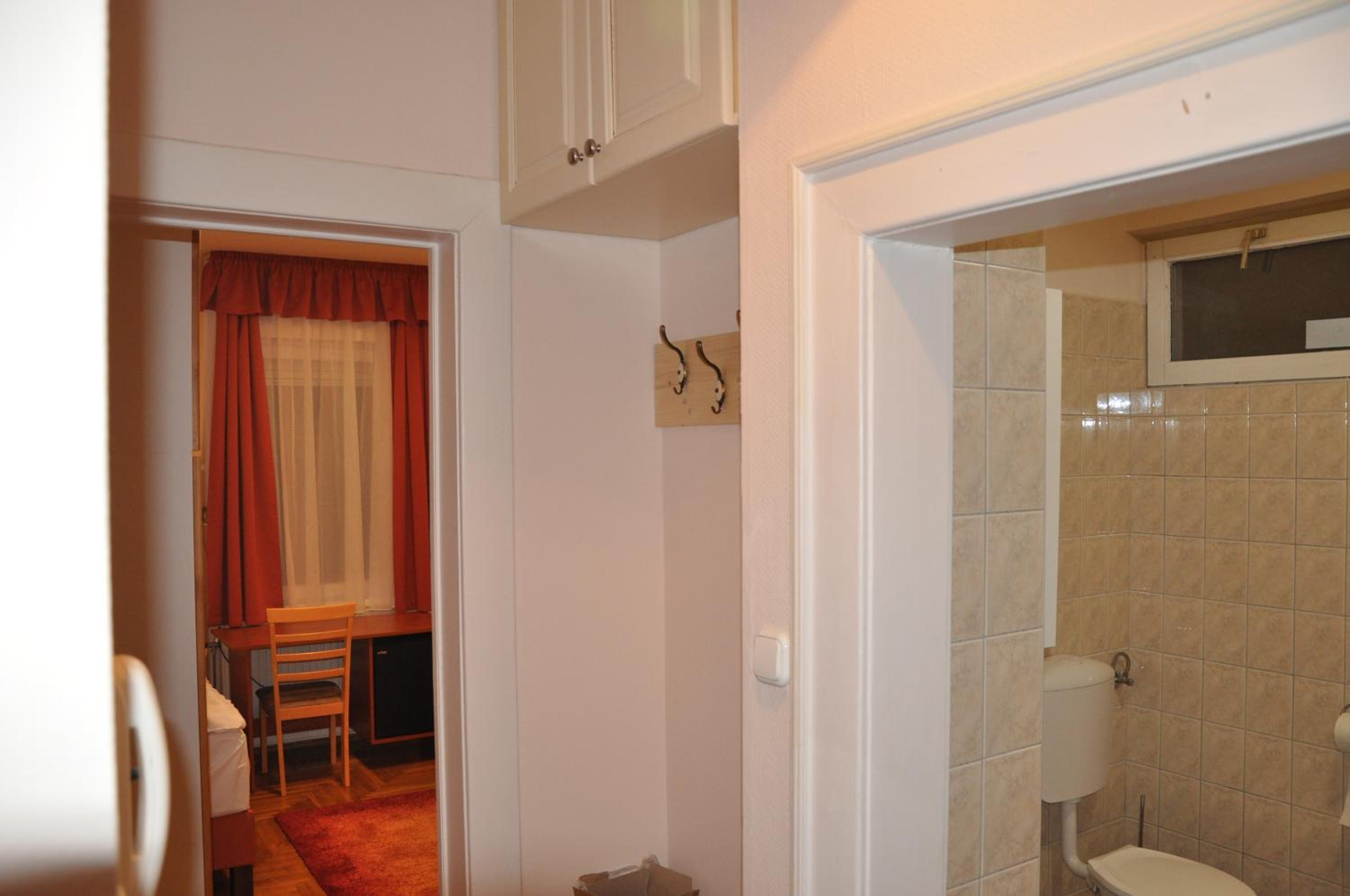 Standard Twin Room - Photo 7