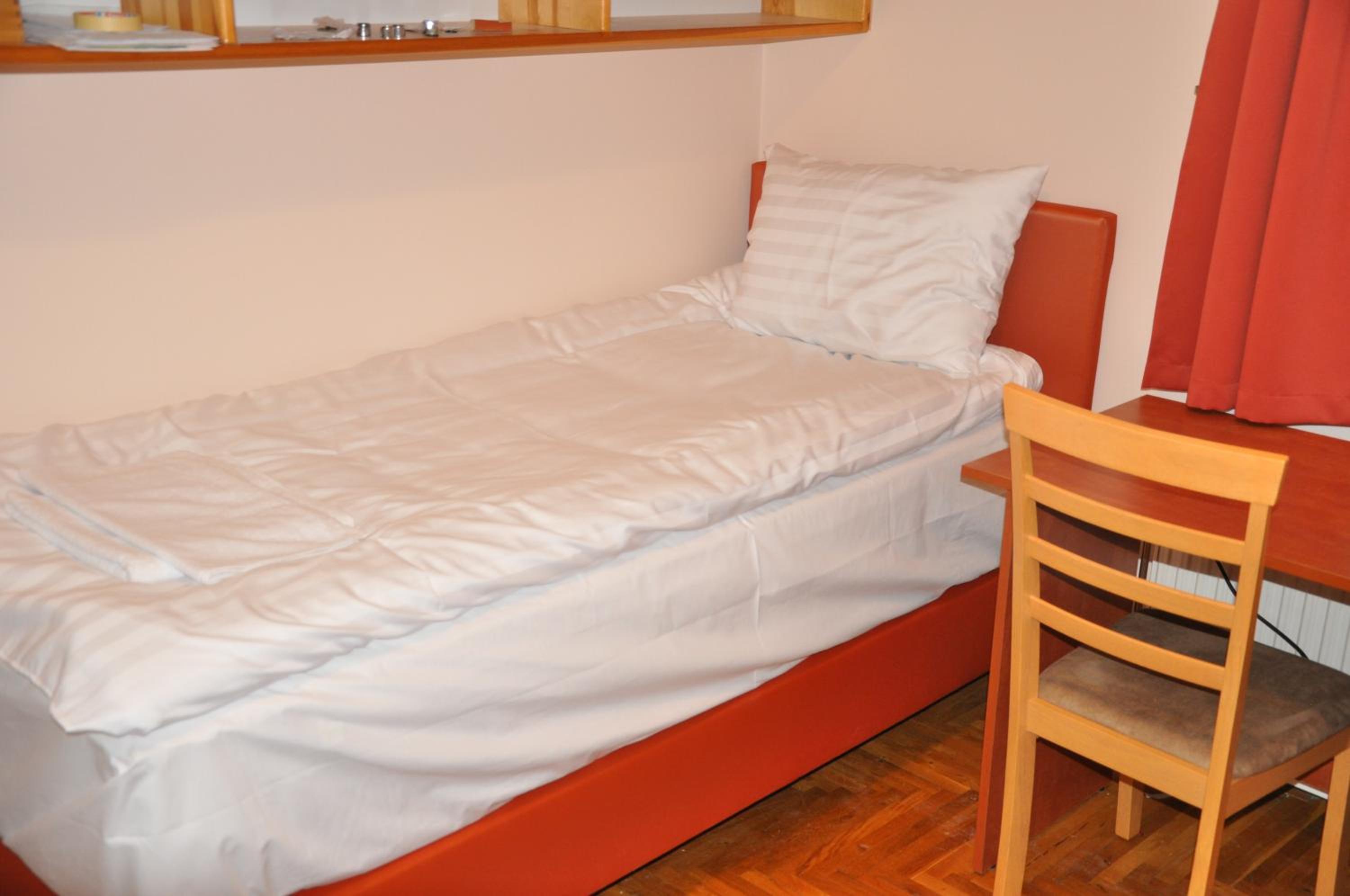 Standard Twin Room - Photo 6