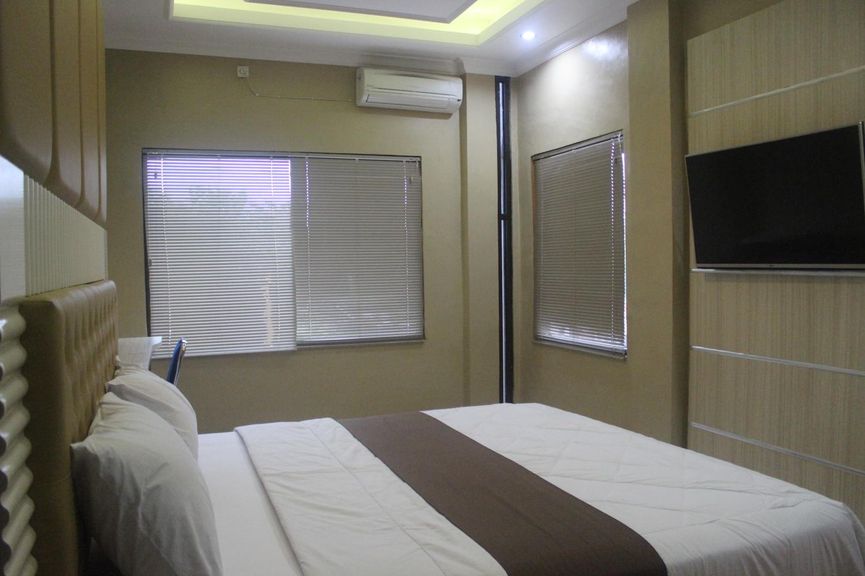Deluxe Double Room (2 Adults + 1 Child) - Photo 1