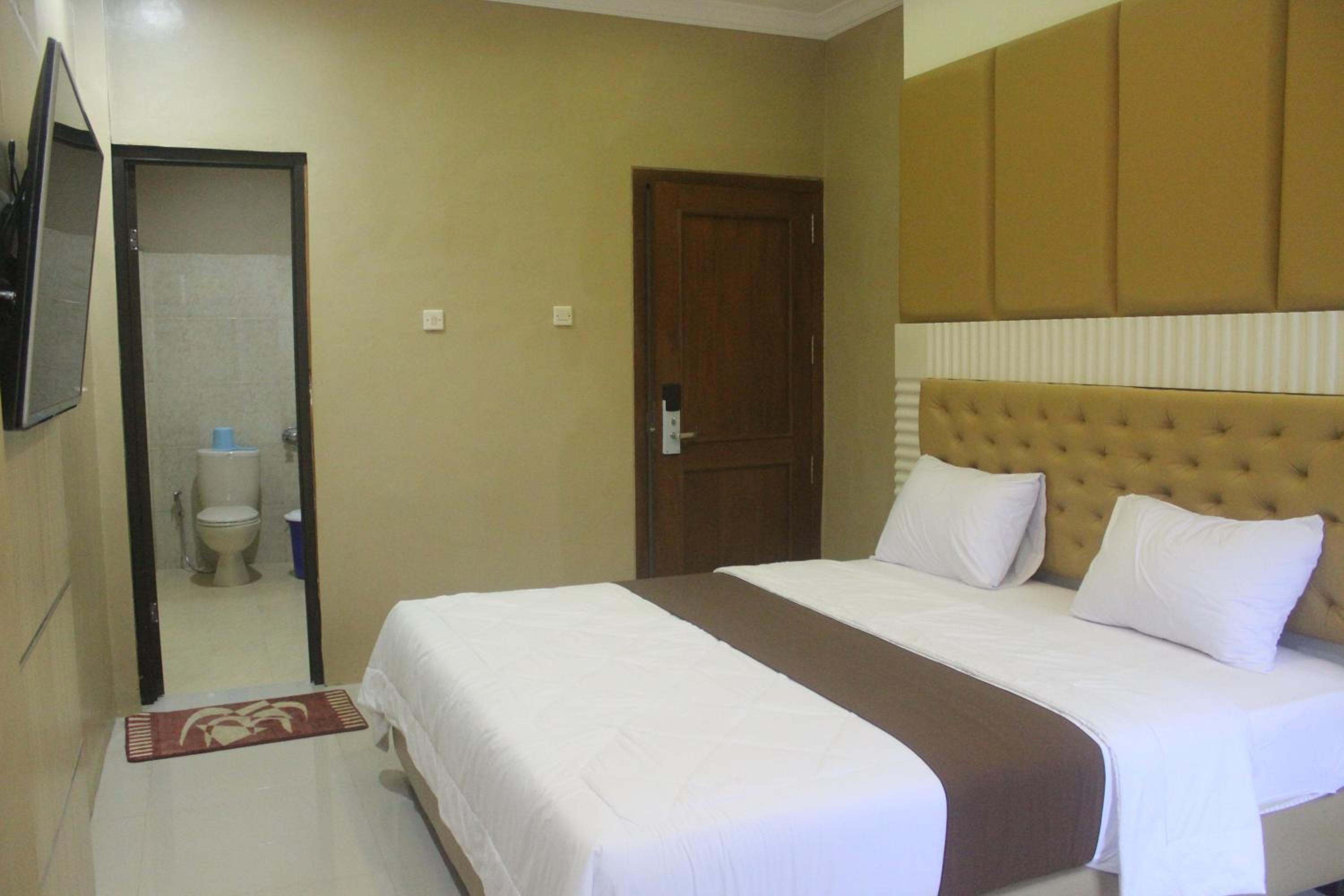 Deluxe Double Room (2 Adults + 1 Child) - Photo 4