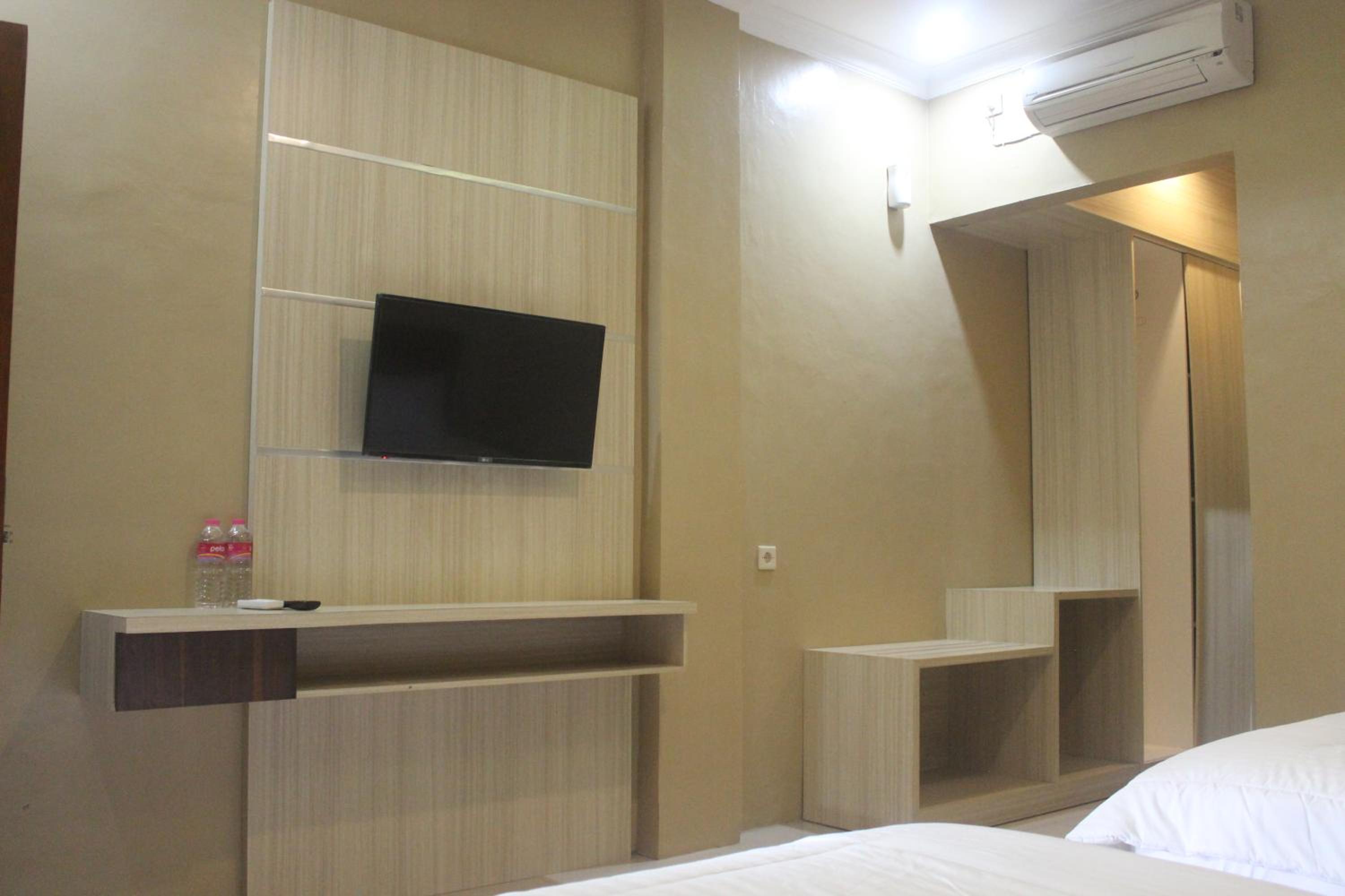 Family Room - Photo 5