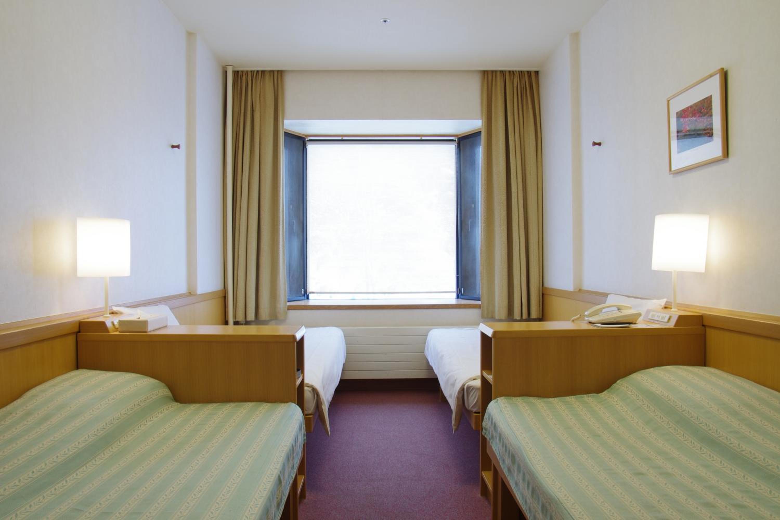 Late Check-in at 21:00 and Early Check-Out at 09:00 - Standard Room with Shower - Smoking
