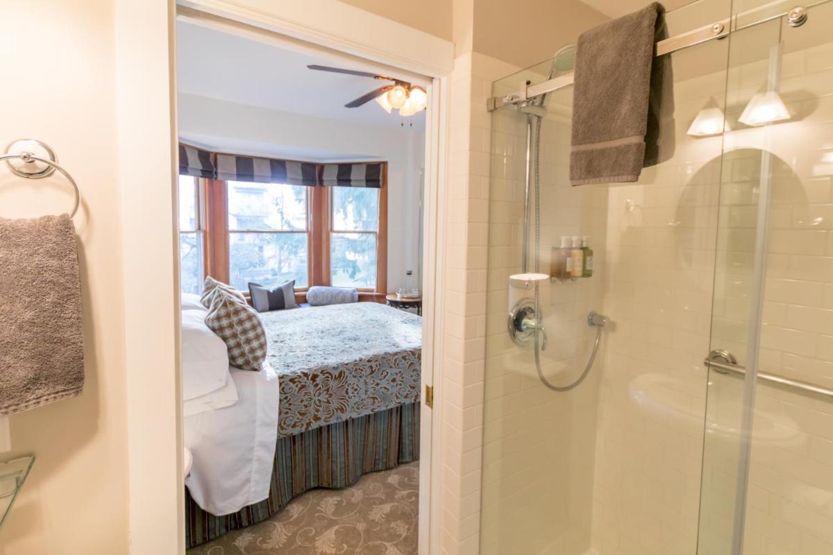 Queen Room photo 3