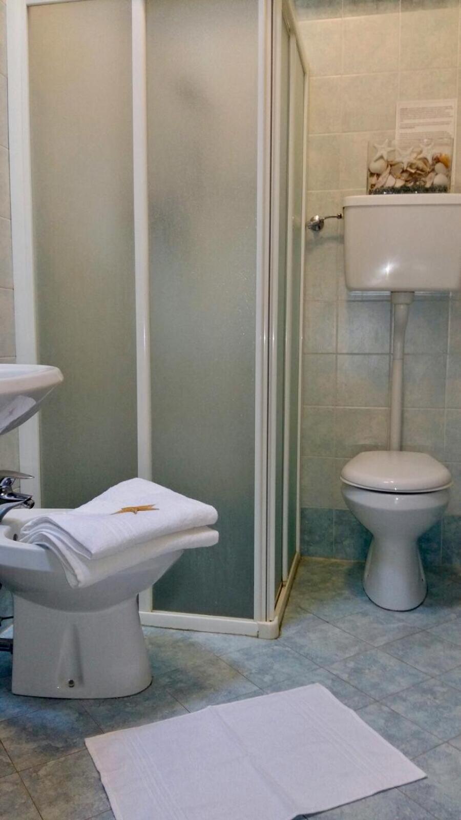 Standard Double or Twin Room - Photo 8
