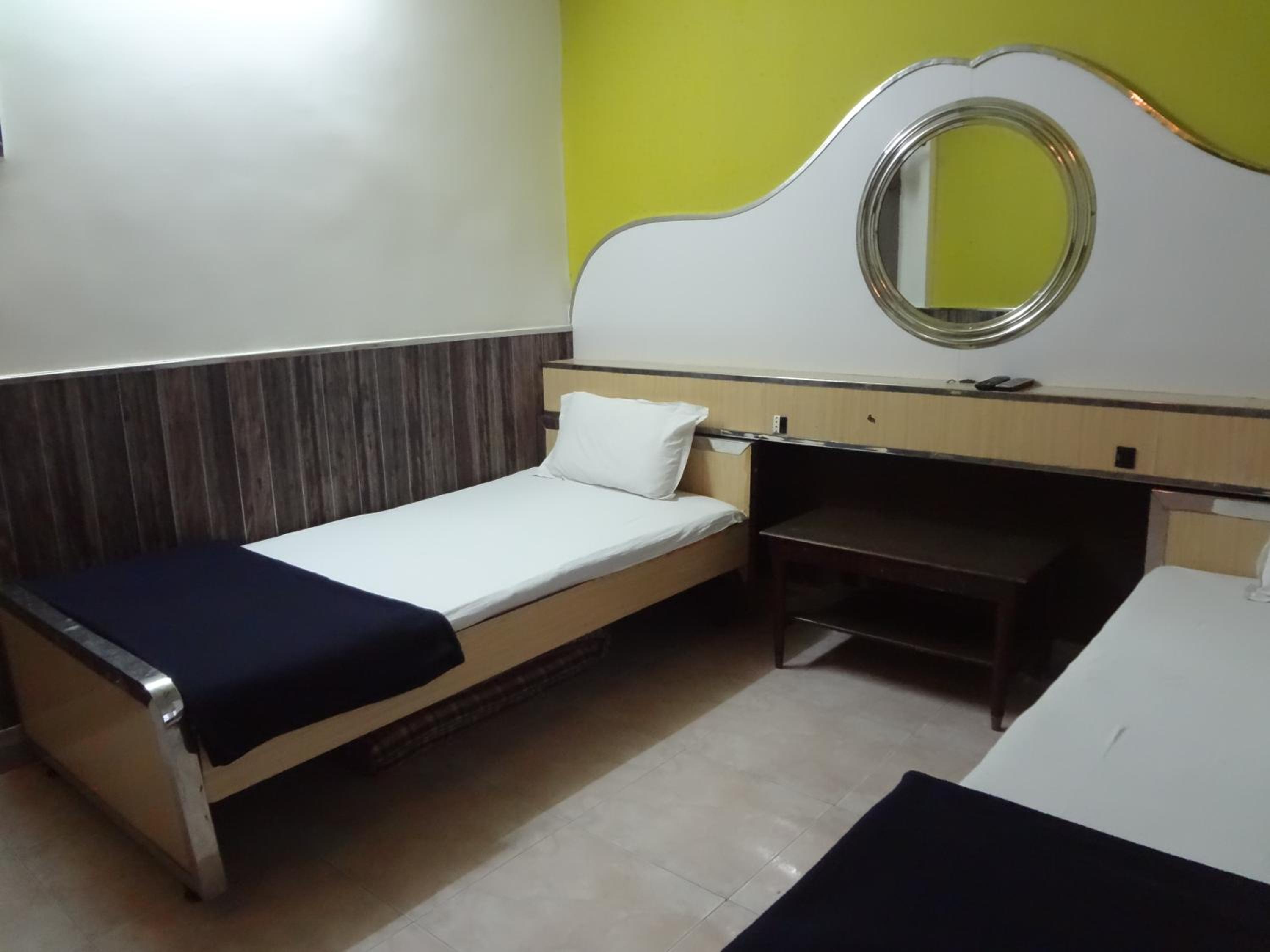 Deluxe Family Suite - Photo 13