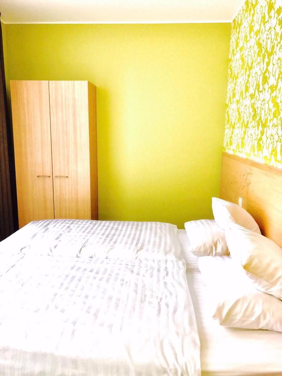 Deluxe One-Bedroom Apartment