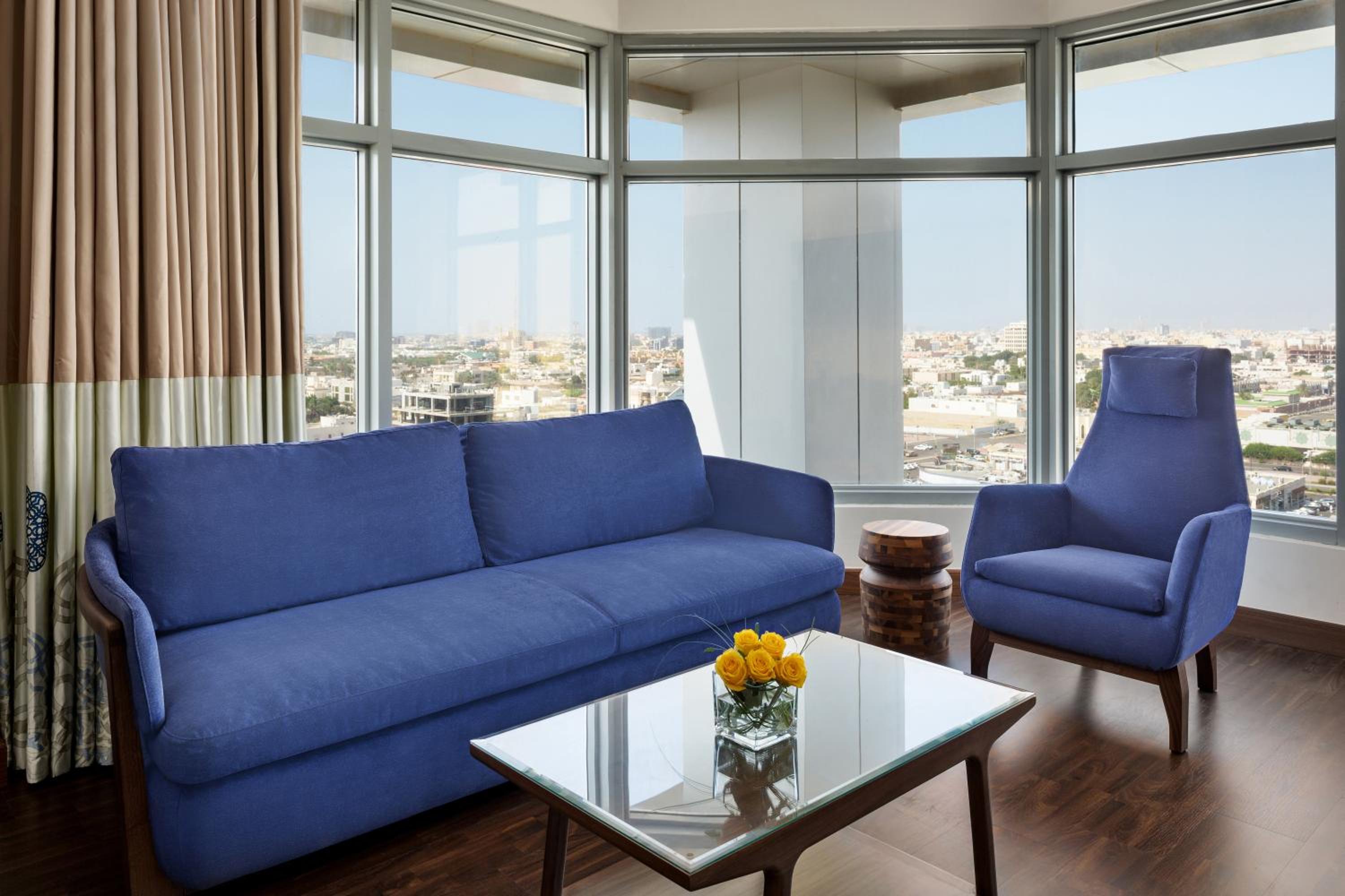 Executive Suite With 1 Kingsize Bed And 1 Sofa - Photo 3