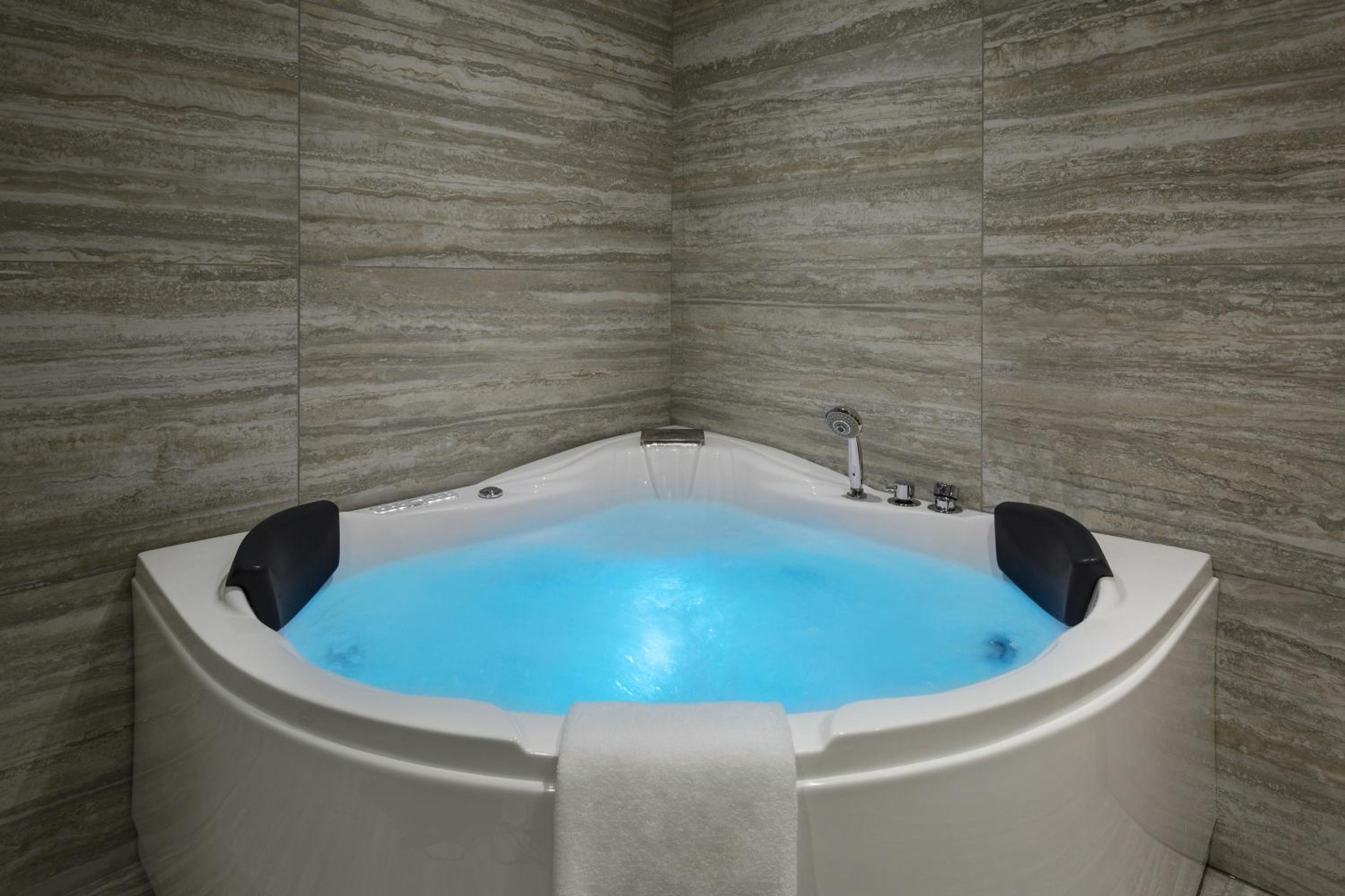 Executive Suite With 1 Kingsize Bed And 1 Sofa - Photo 9