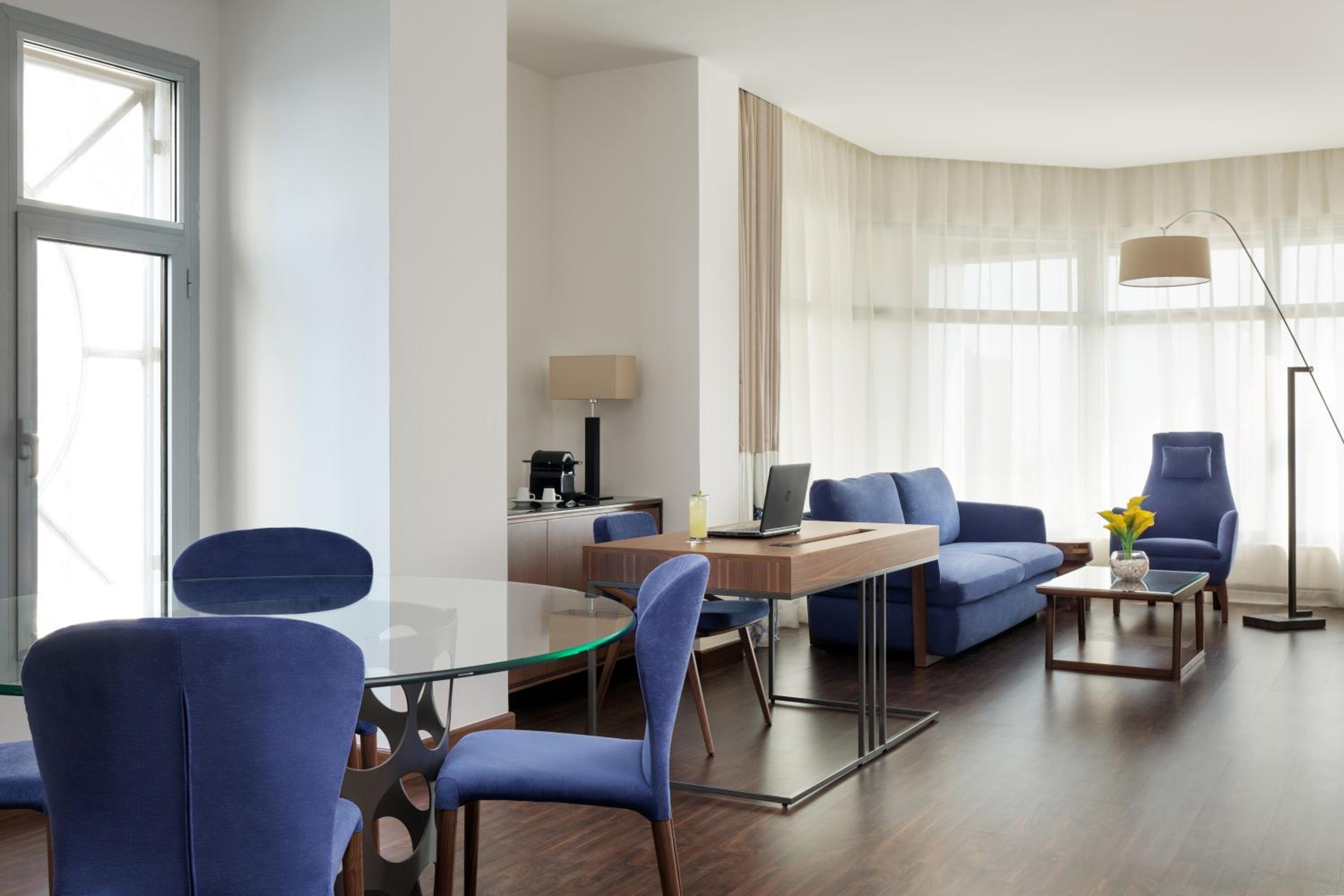 Executive Suite With 1 Kingsize Bed And 1 Sofa - Photo 10