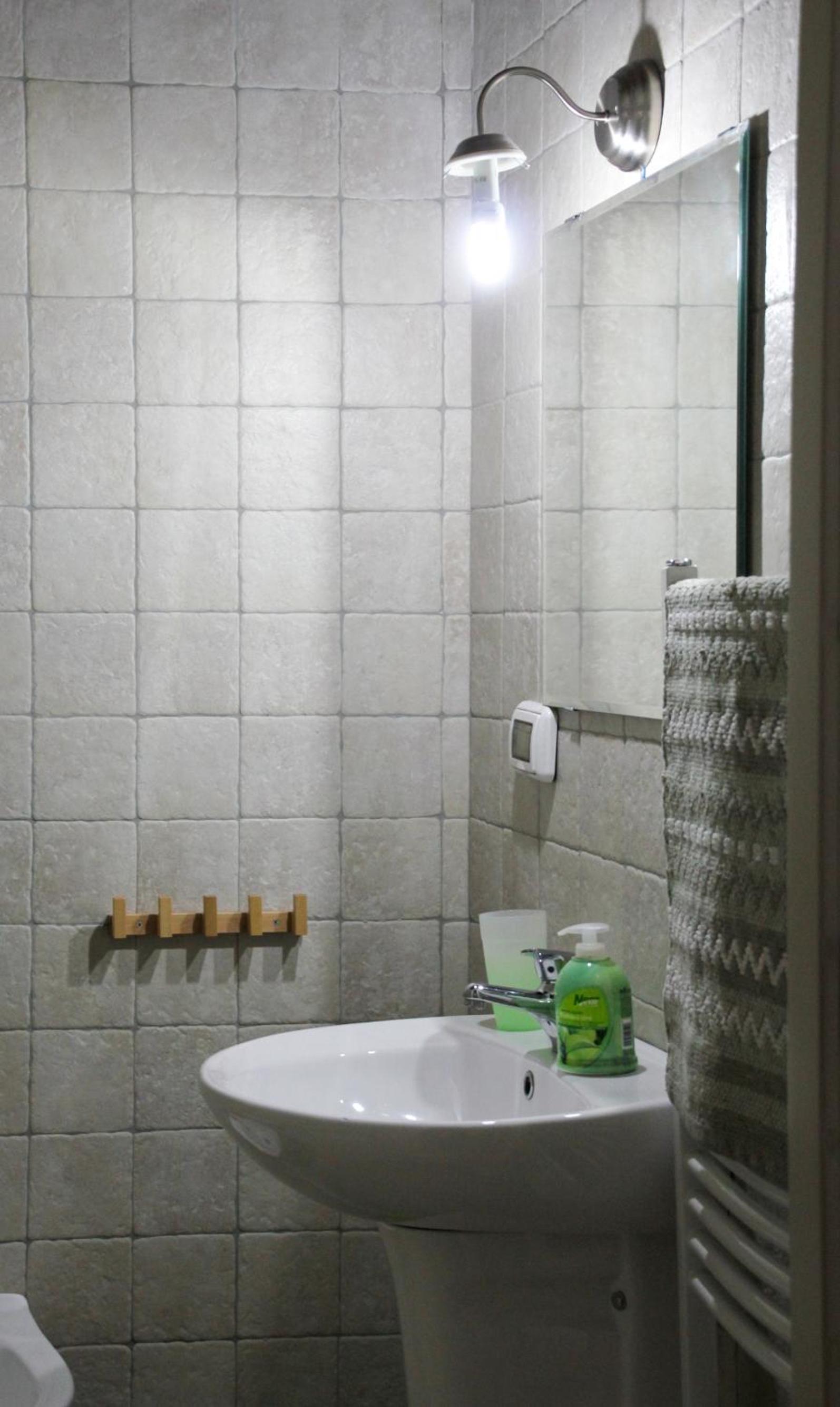 Basic Double or Twin Room with Private External Bathroom - Photo 5