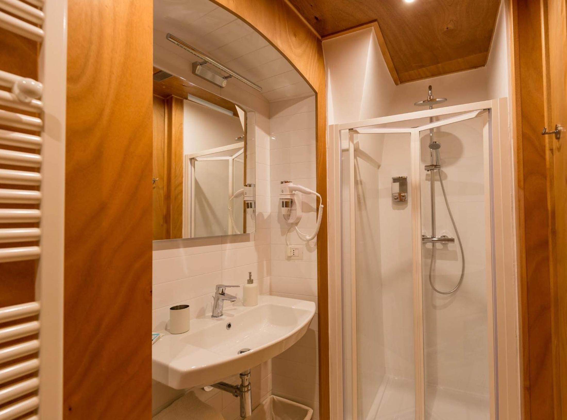 Deluxe Double Room with Balcony - Photo 3