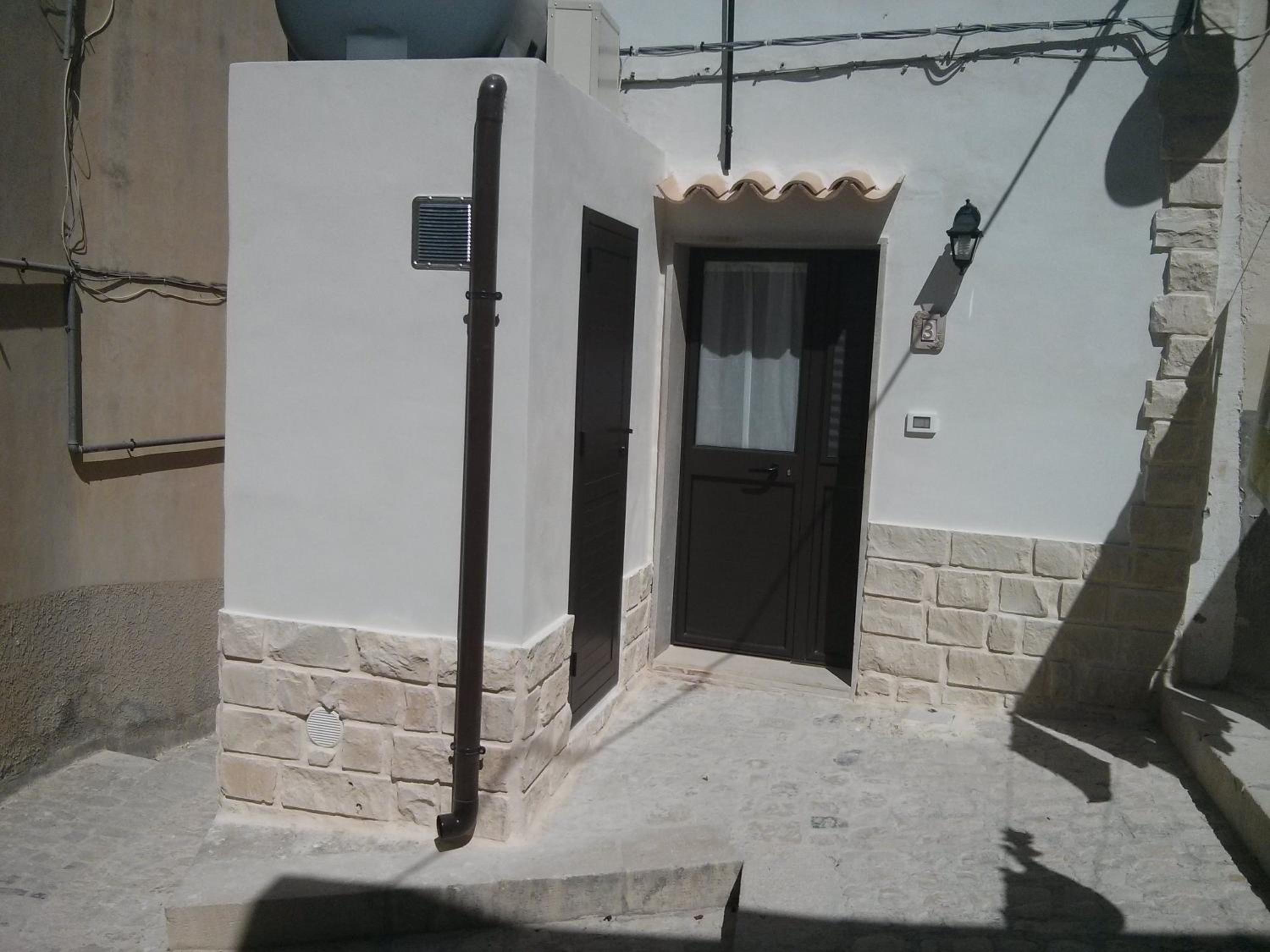 One-Bedroom House - Photo 26