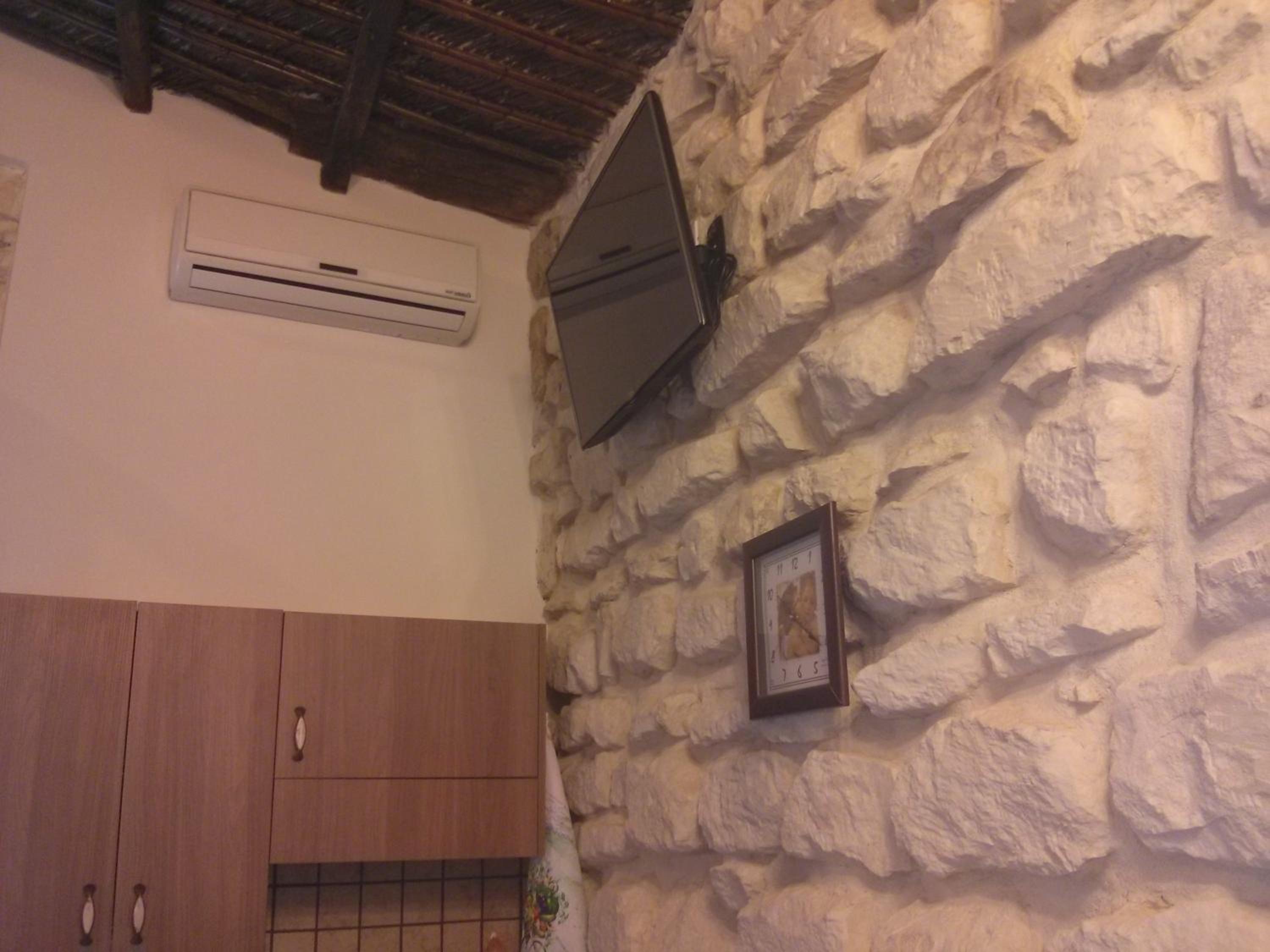 One-Bedroom House - Photo 25