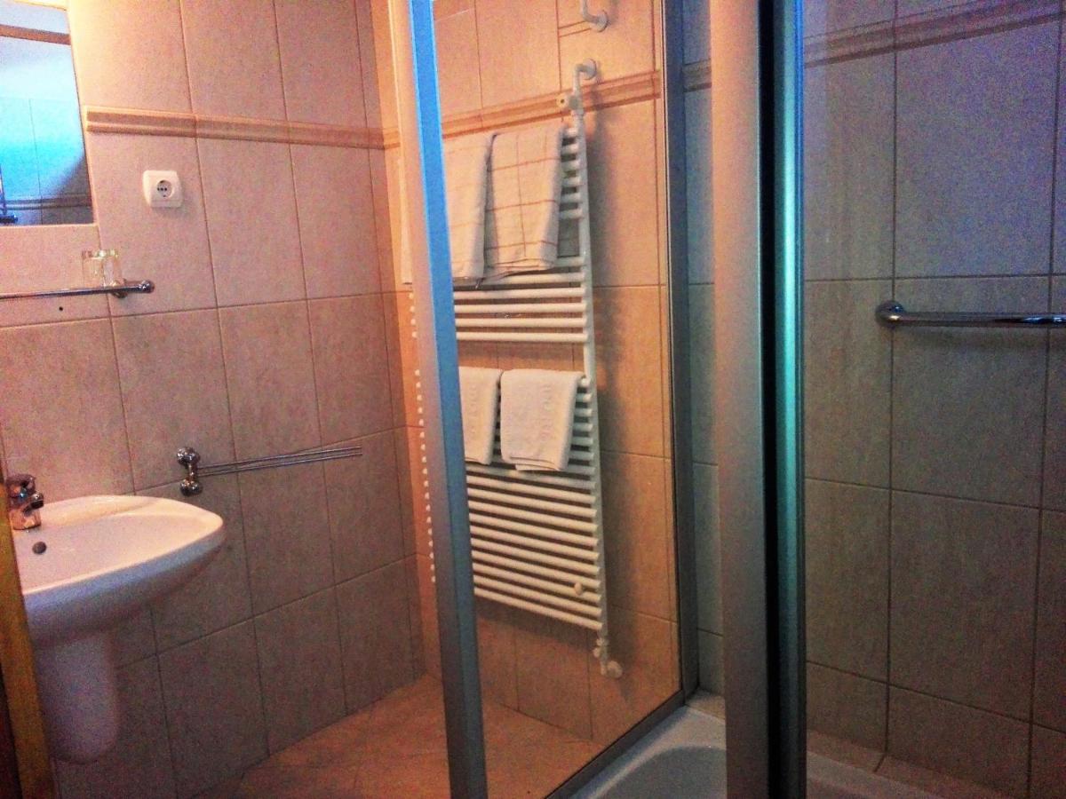 Economy Triple Room photo 2