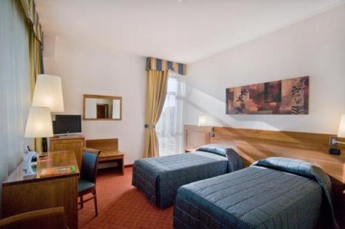Twin Room - Photo 3