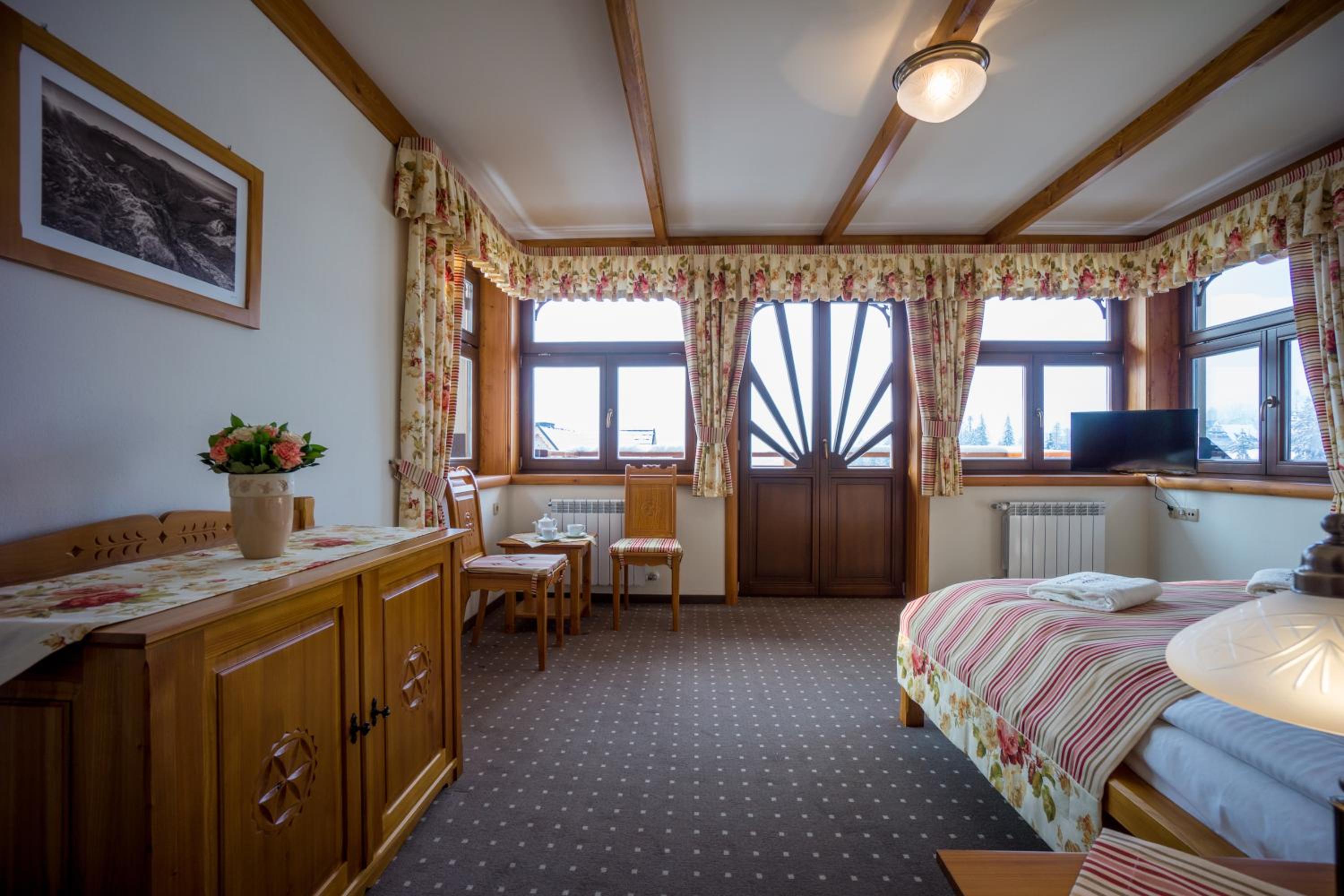 Deluxe Double Room with Balcony (2 Adults + 1 Child) photo 2